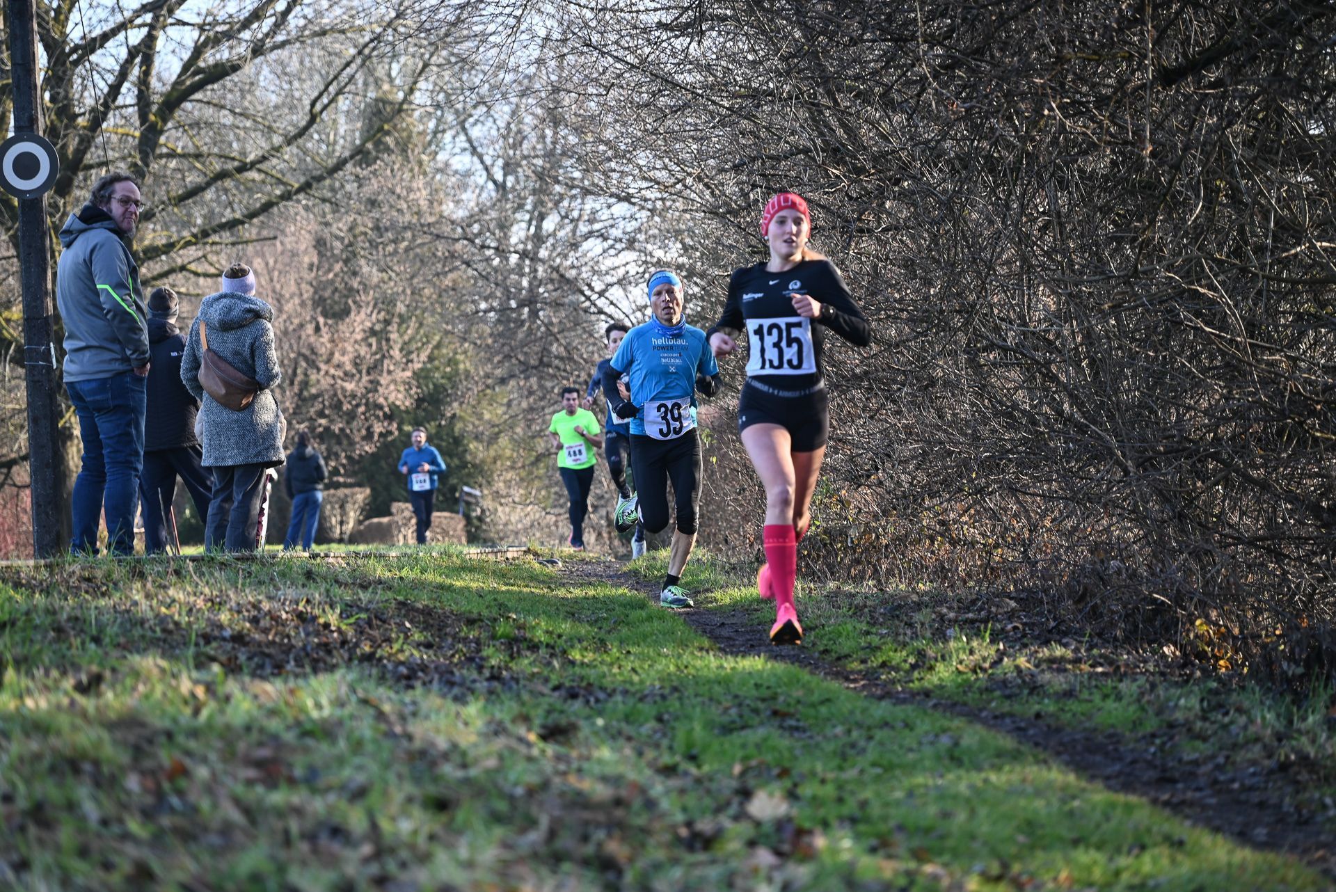 Zielstrebig laufen die Sportler ihre Runde. 