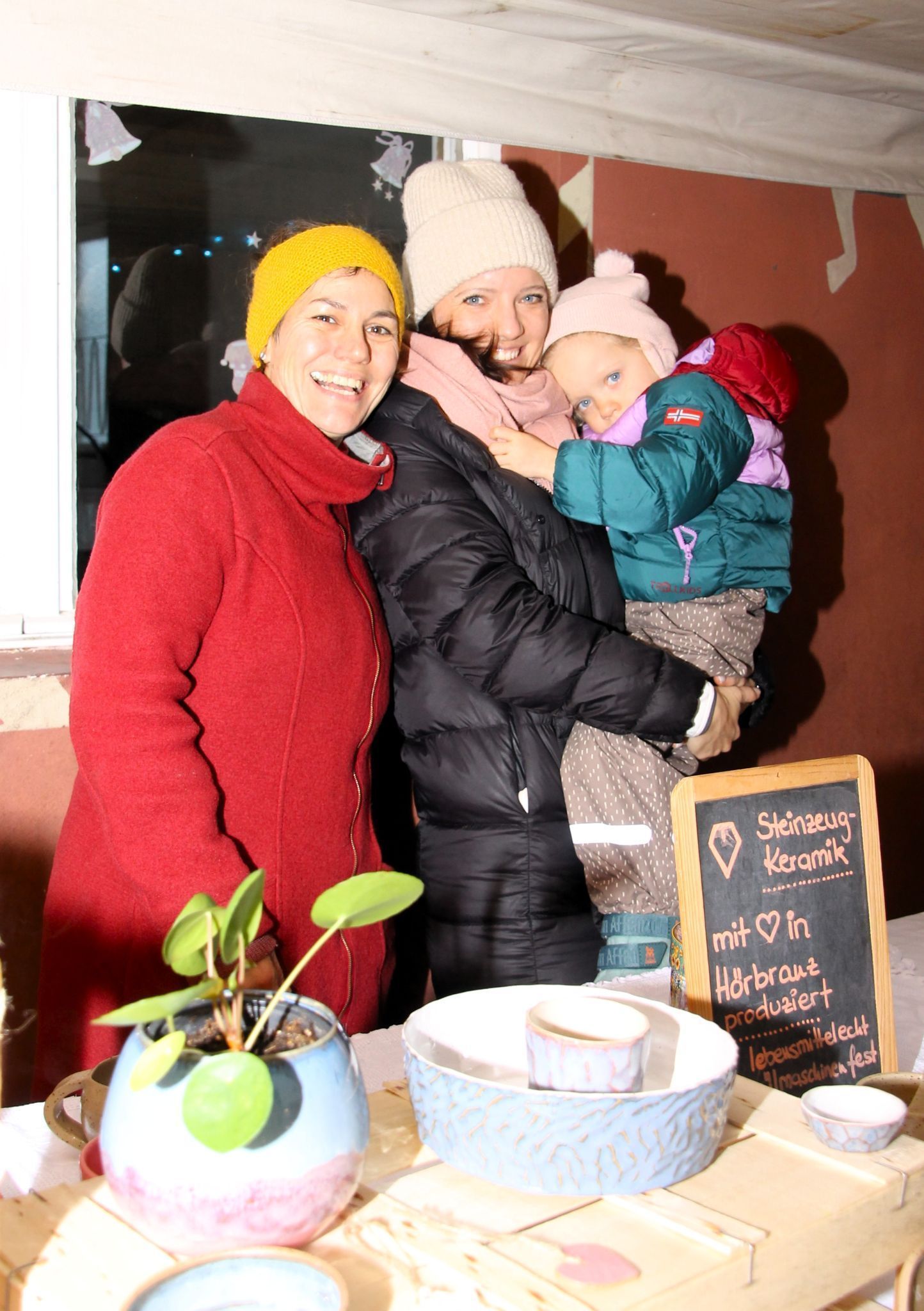 Unter den Arkaden der Volksschule boten die Ausstellenden - darunter Steinzeug-Keramik - ein breites Angebot an Dekorations- und Geschenkeartikel.