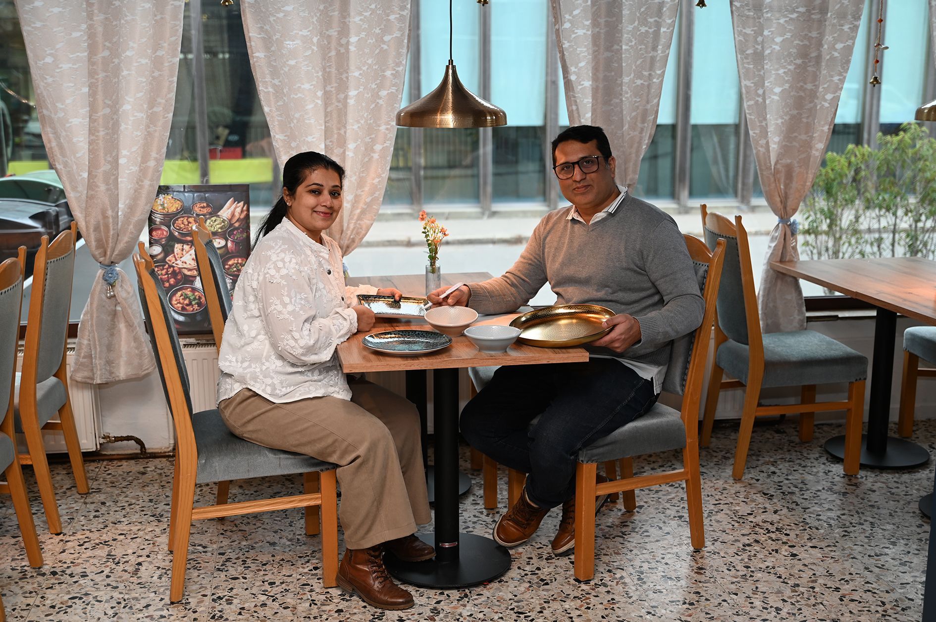 Für Tali-Platten und weitere Köstlichkeiten wurde standesgemäßes Geschirr gewählt.