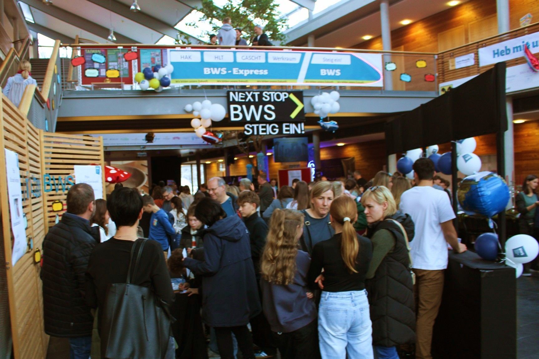 Volles Haus am Tag der offenen Tür und riesiges Interesse für das Bildungsangebot der Bezauer Wirtschaftsschulen waren eine eindrucksvolle Bestätigung für den exzellenten Ruf der Wälder Schule.