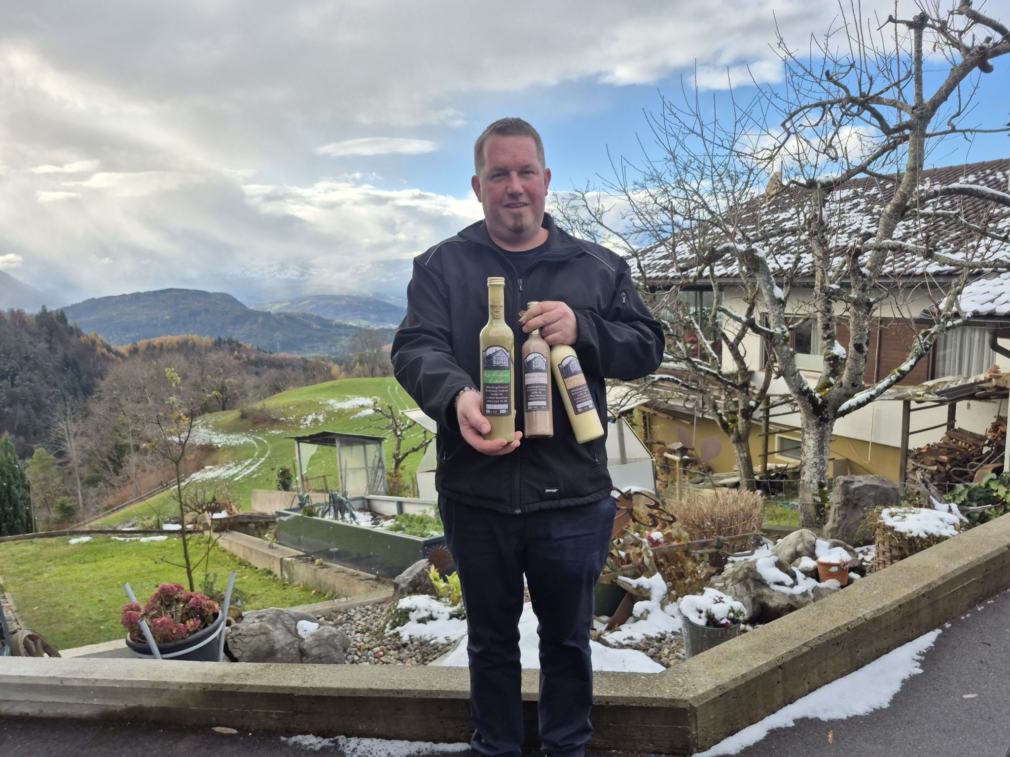 Bei den Rezepturen für die Liköre ist Andreas kreativ. Aber auch seine Brände sind beliebt.