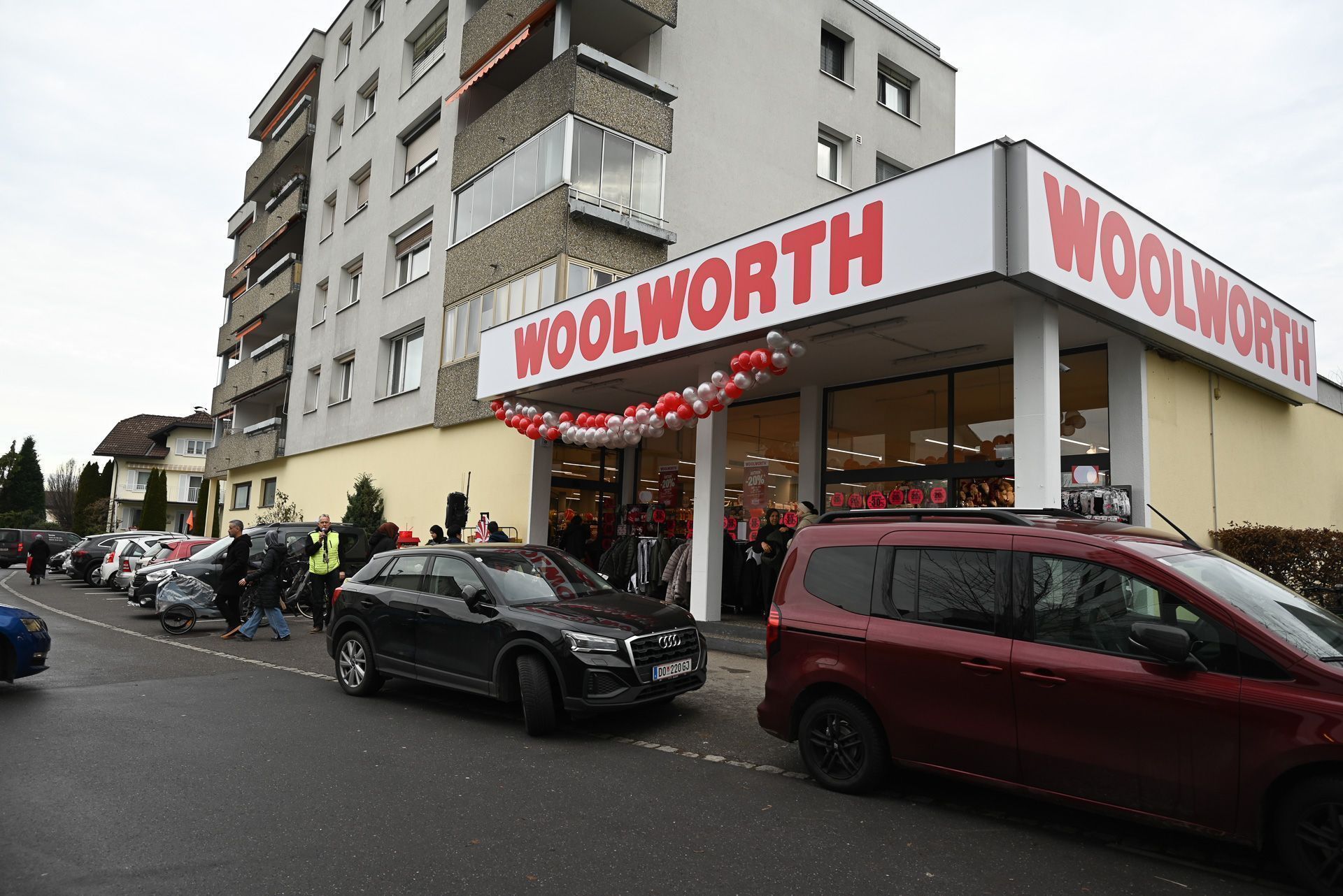 Woolworth lockt in Lustenau mit einem breiten und günstigen Produktsortiment.
