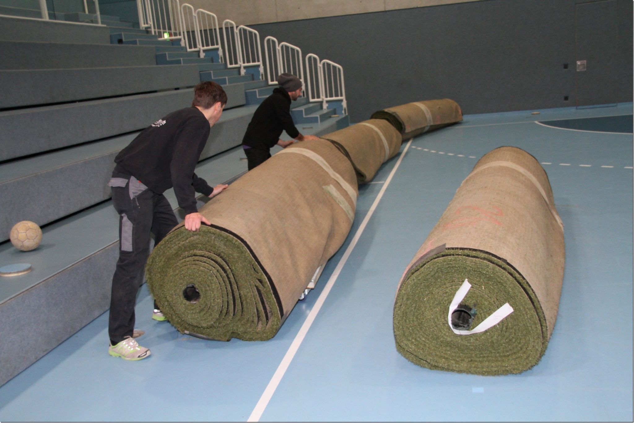 Der Kunstrasen wird extra aus Deutschland transportiert. 