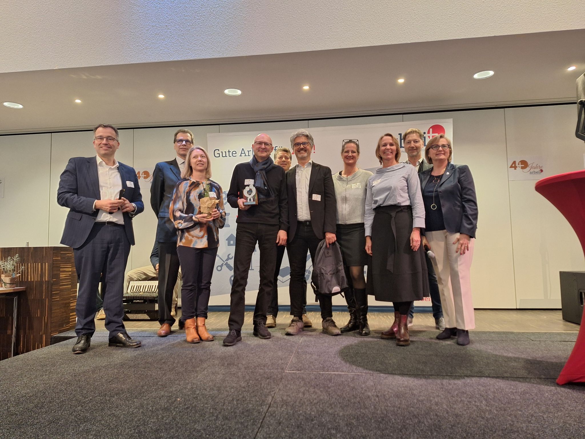 (Bild: DJW) Johannes Kopf (Vorstand AMS Österreich), Roland Sauer (Sektionschef Sozialministerium), Karoline Rümmele, Stefan Gehrer, Fritz Studer, Elmar Luger (alle DJW), Sabine Rehbichler, Ulrike Schmid-Santer (beide arbeitplus), Herbert Johler (AMS Vorarlberg), Manuela Vollmann (arbeitplus).
