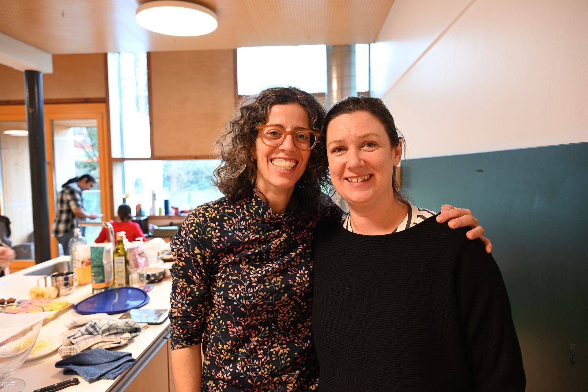 Sozialarbeiterin Sandra Wohlgenannt und Natalie Weber von der Fachstelle Zusammen.Leben haben den Keksvormittag gemeinsam mit den Frauen organisiert.