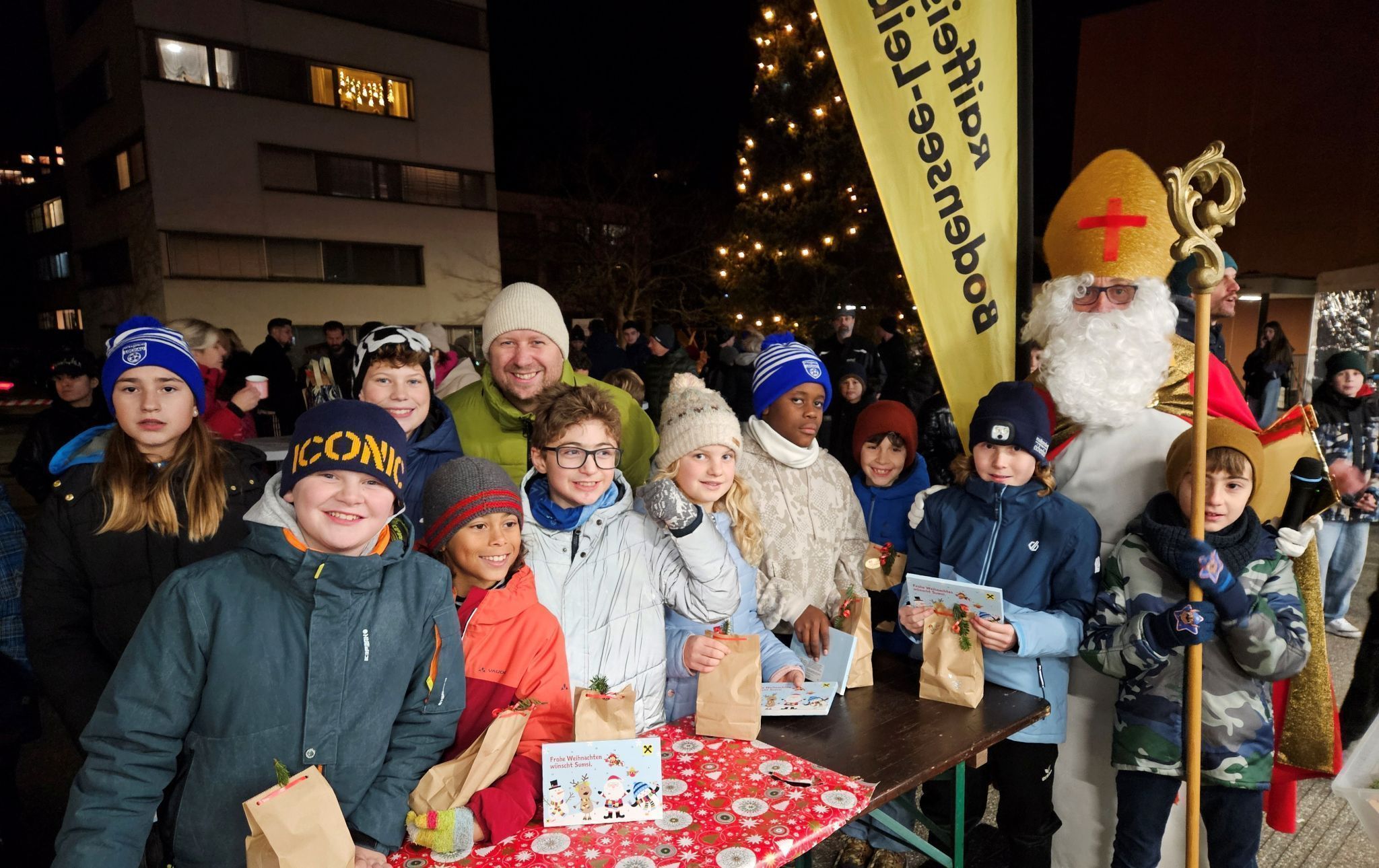 „Lustig, lustig, tralalala! Bald ist Nikolausabend da!“ Mit fröhlichem Gesang und viel Applaus wurde der Nikolaus bei der SV-Lochau-Nikolausfeier begrüßt.