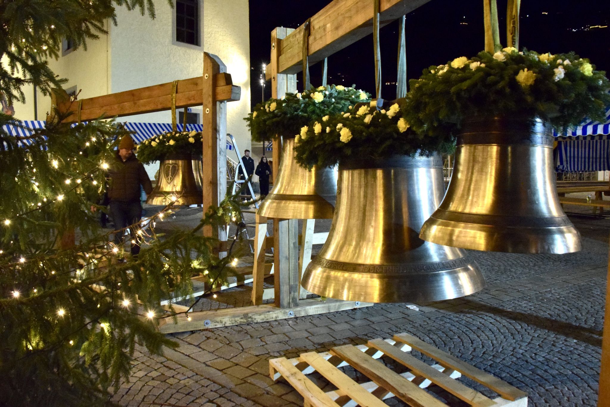Stunden nach der Weihe erstrahlten die neuen Schrunser Glocken im Lichterglanz des Schrunser Christbaumes. Noch am Abend desselben Tages wurden sie in eine Firmenhalle gebracht.