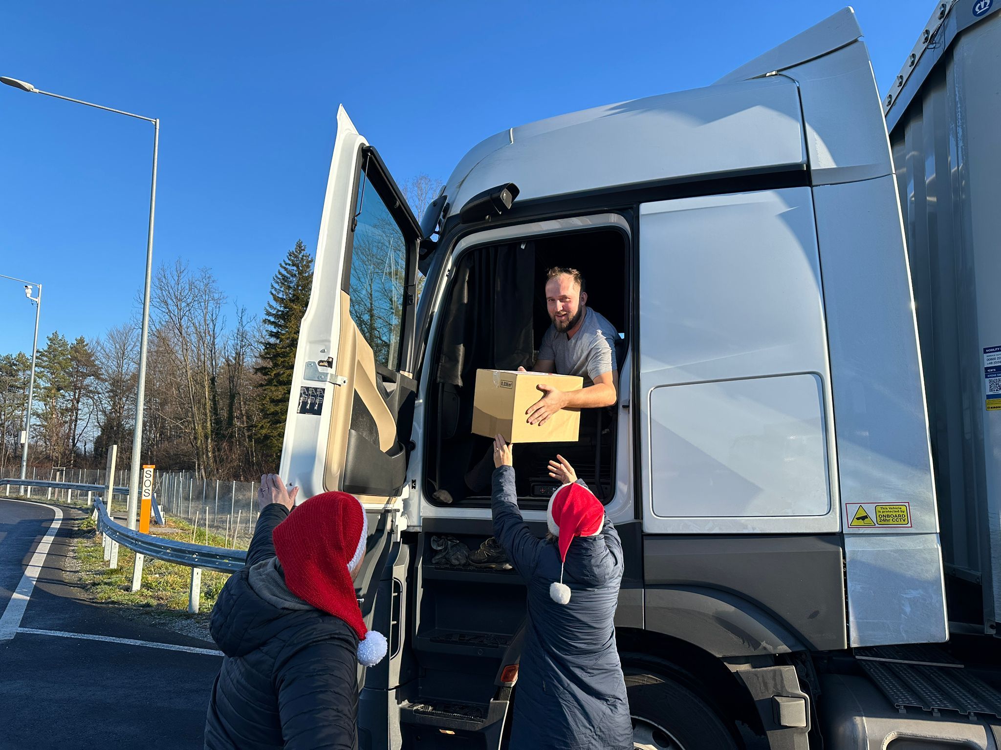 Weihnachtsüberraschung an der Raststätte: Überall gibt’s Freude und strahlende Gesichter.