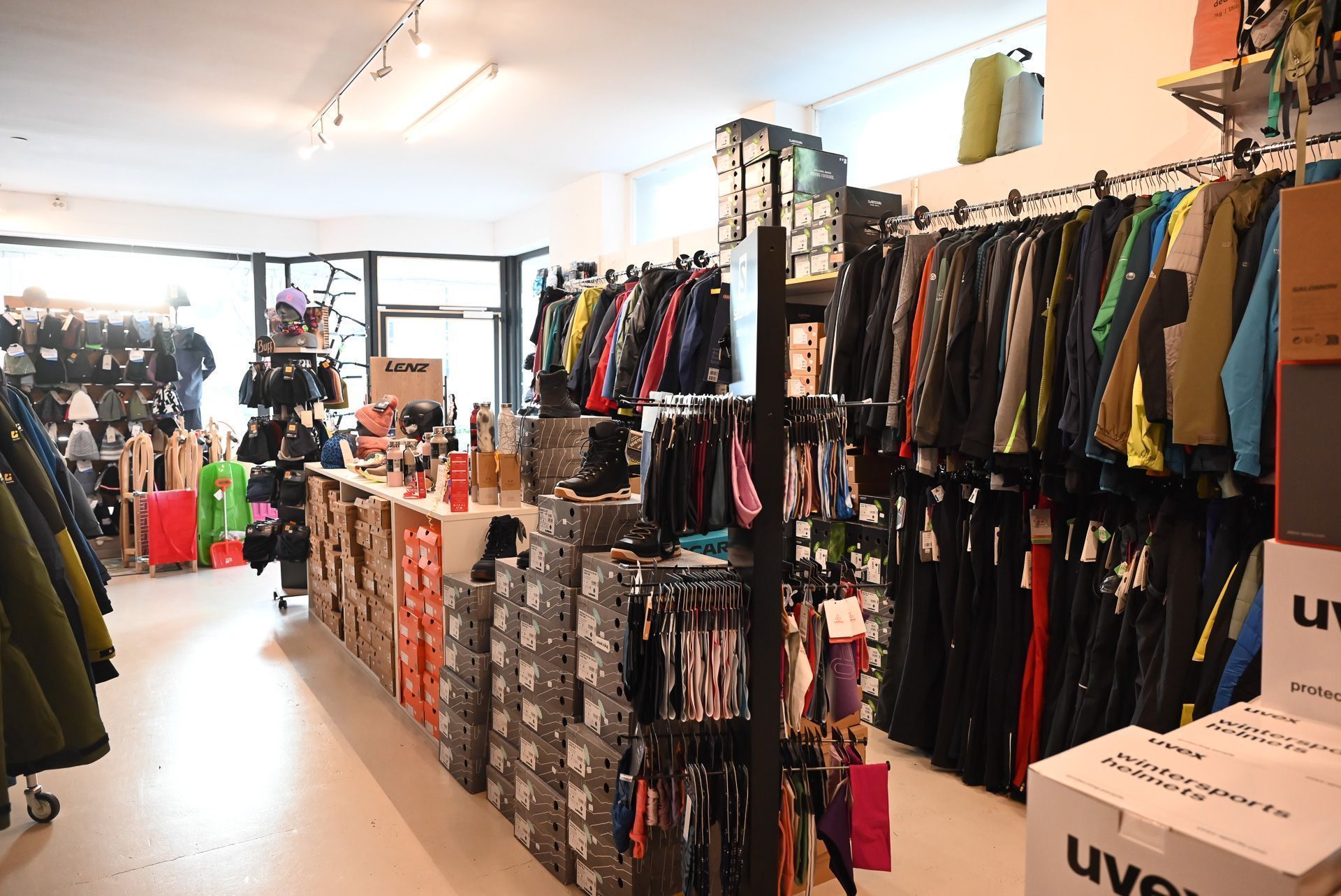 Ein ungewohntes Bild kurz vor Weihnachten: Kaum Kunden im Laden dafür stark beladene Postautos mit Paketen aus dem online-Handel. 