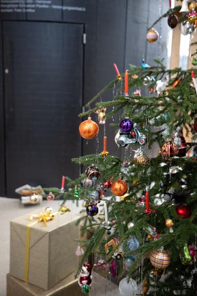 2500 Figuren, sechs Meter Höhe und ganz bewusst "schräg": Wo einer der meistbehängten Christbäume Vorarlbergs steht