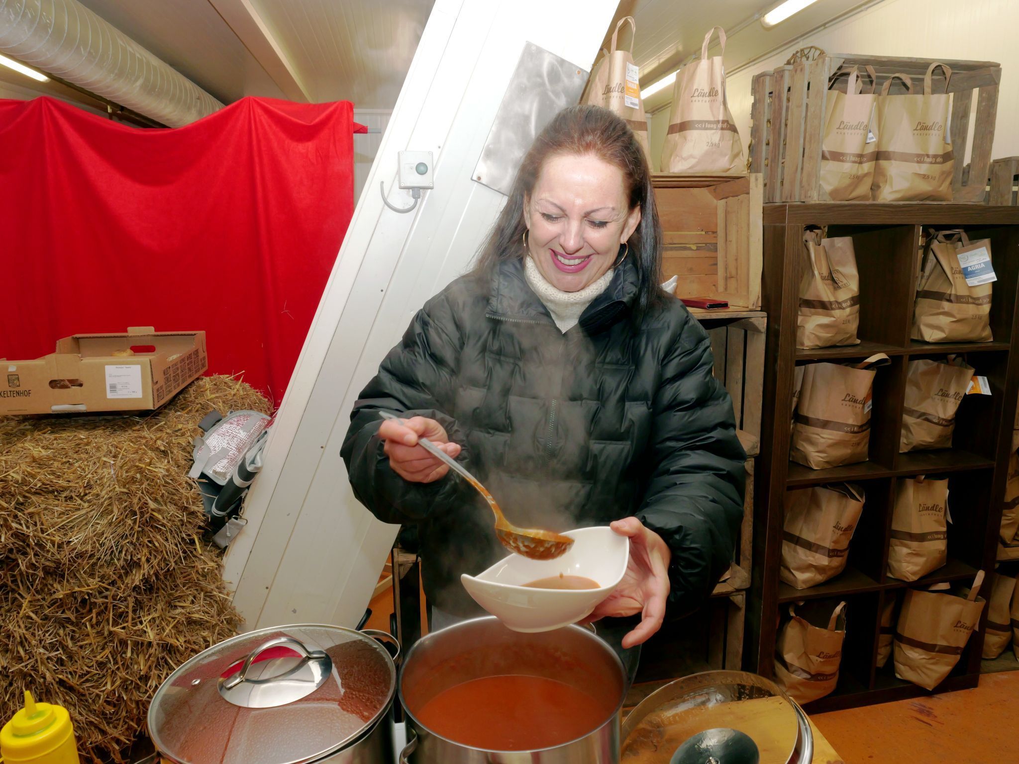 Irmgard Ender von „Gaumenfeines“ servierte die heiße Tomatensuppe, deren Erlös gespendet wurde.