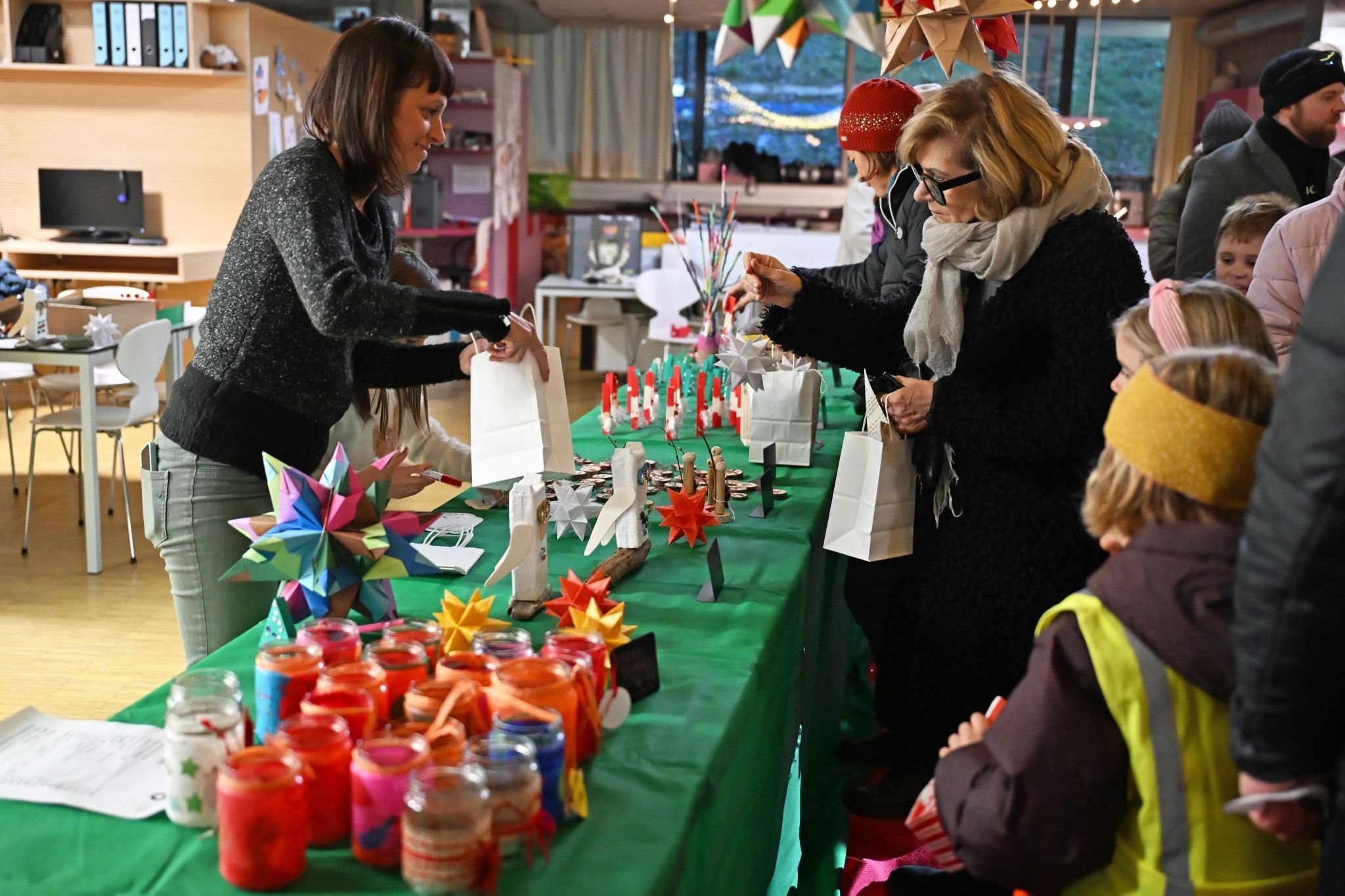 Die liebevoll gestalteten Basteleien der Schülerinnen und Schüler fanden viele Abnehmer.