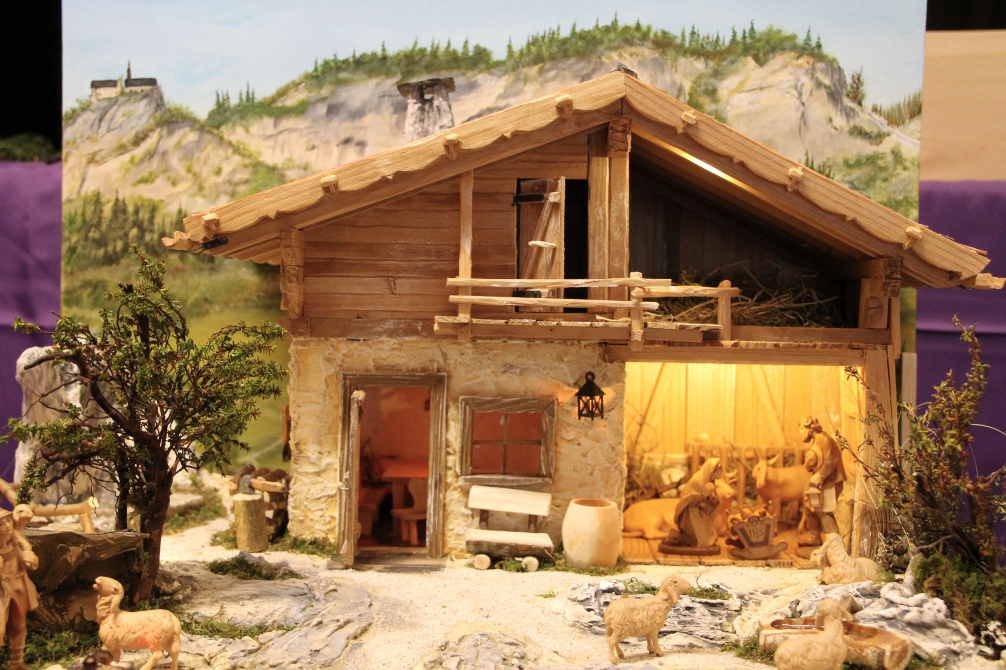 Weihnachtskrippe mit heimatverbundenem Blickfang (