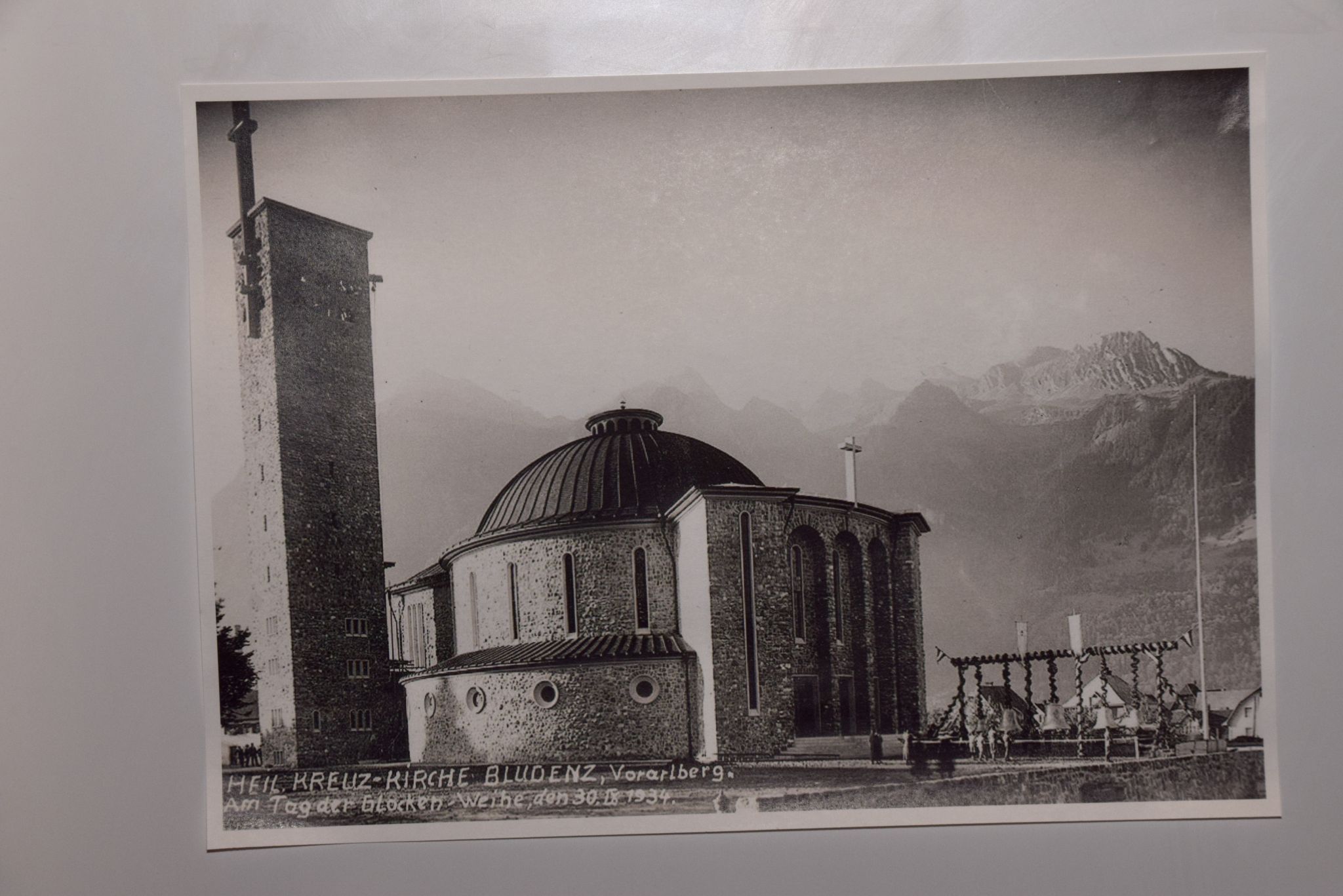 Die Heilig-Kreuzkirche am Tag der Glockenweihe, 30. September 1934.