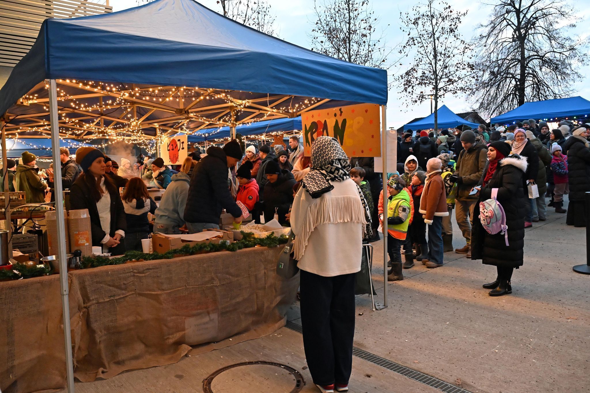Vor den Essensständen bildeten sich lange Schlangen.