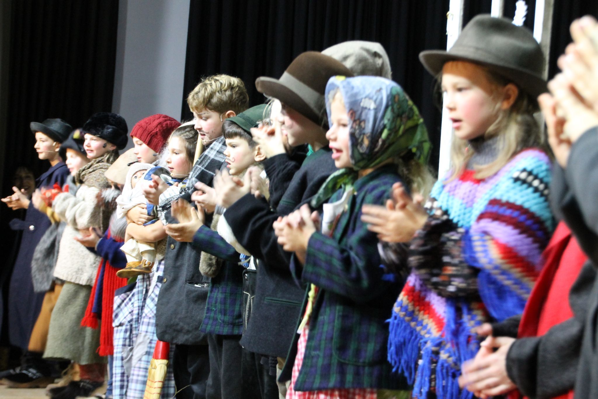 Nach der intensiven Probenzeit zeigten die Bucher Volksschulkinder rund um das erste Adventwochenende ihr Können auf der Bühne im Gemeindesaal.