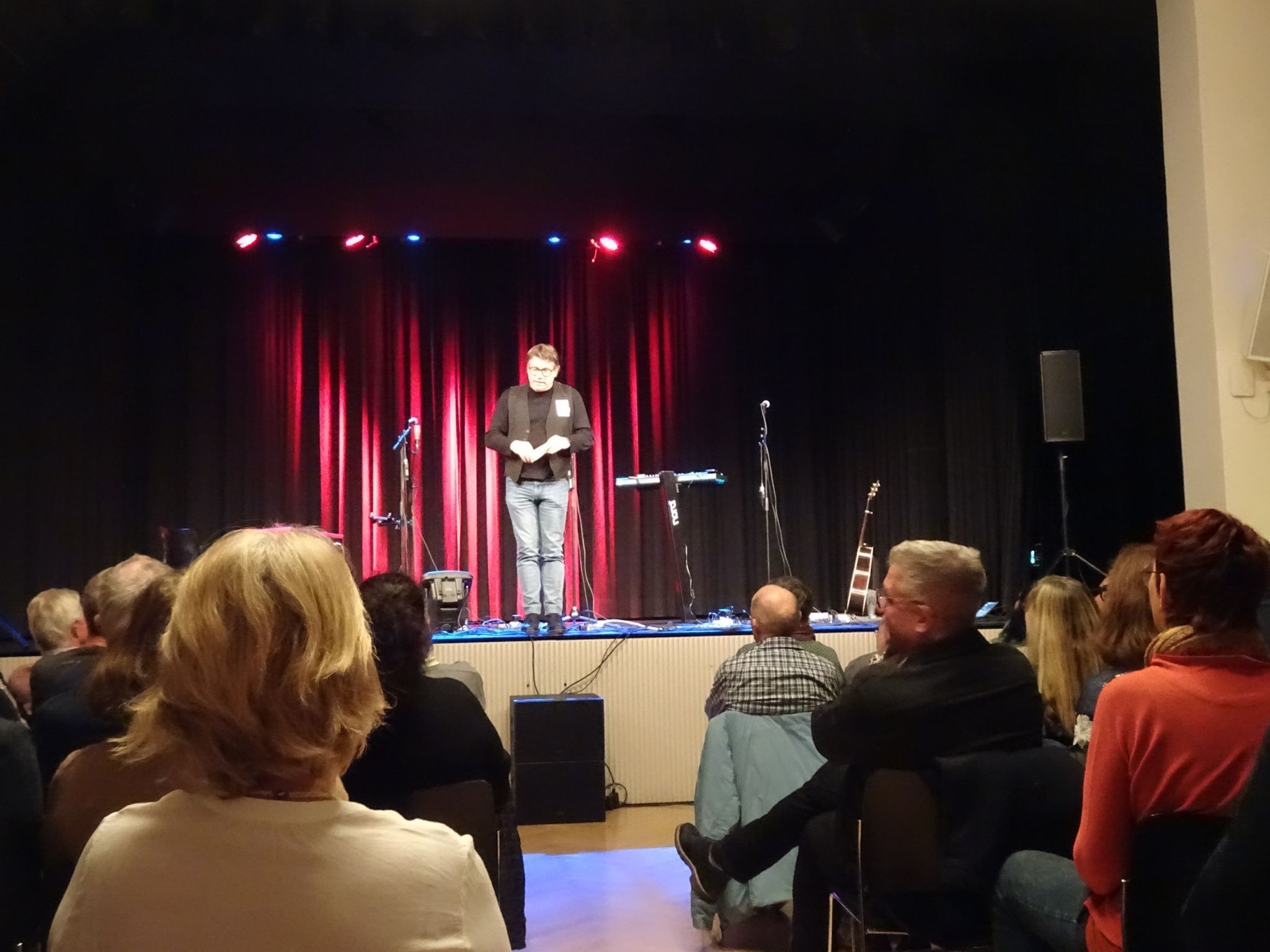 Dieter Heidegger von Kultur im Löwen freute sich über ein ausverkauftes Haus und damit ein würdiges Finale für das Kulturjahr 2025. 