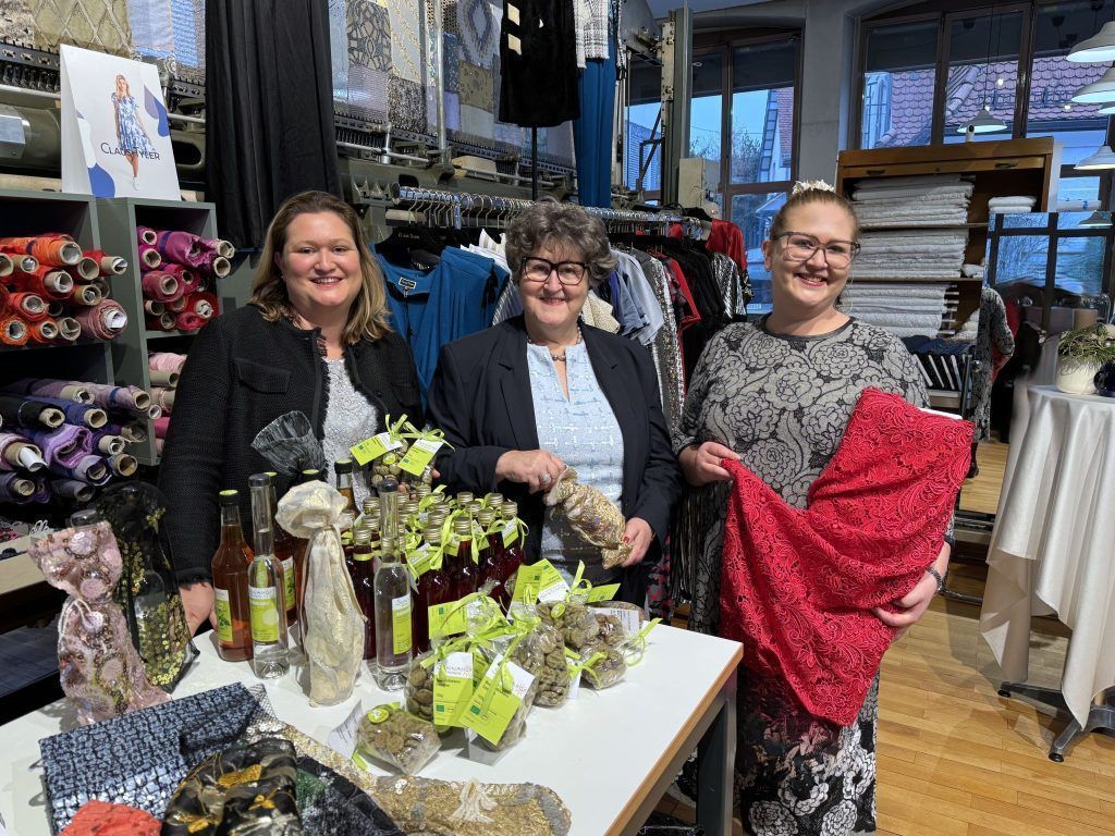 Feine Stickerei zum Advent