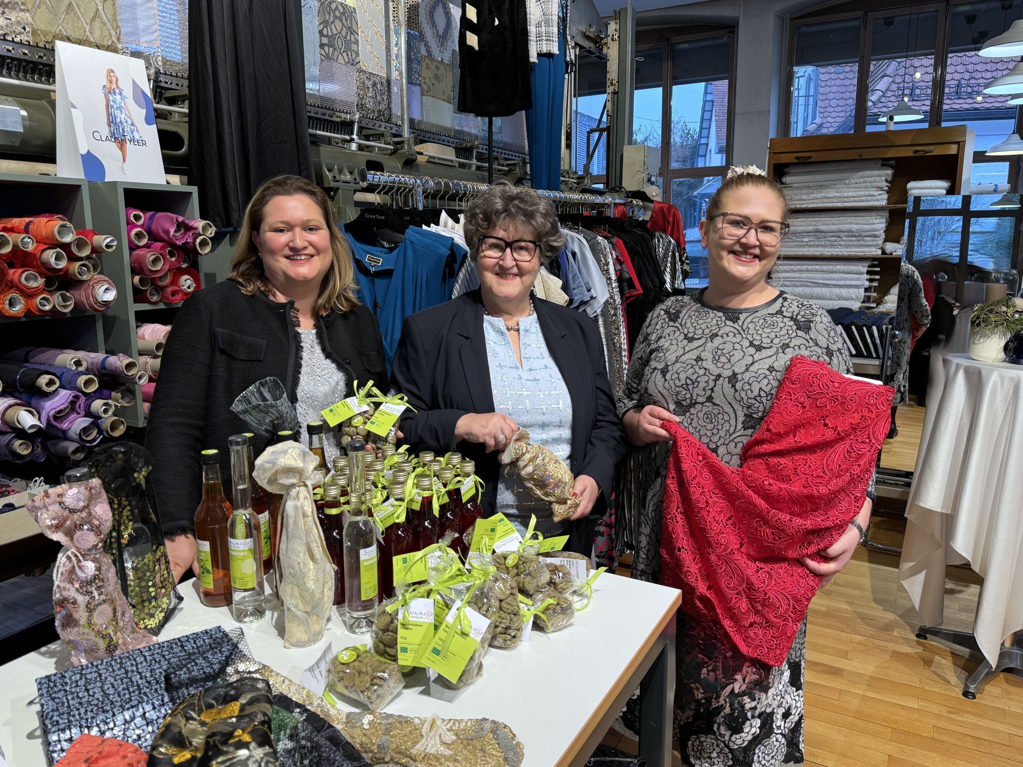 Hoferhecht Seniorchefin Selma Grabher (Mitte), Claudia Debernardi (Einkauf) und Geschäftsführerin Verena Grabher beim ersten Advent-Nachmittag in der Stickerei-Boutique.
