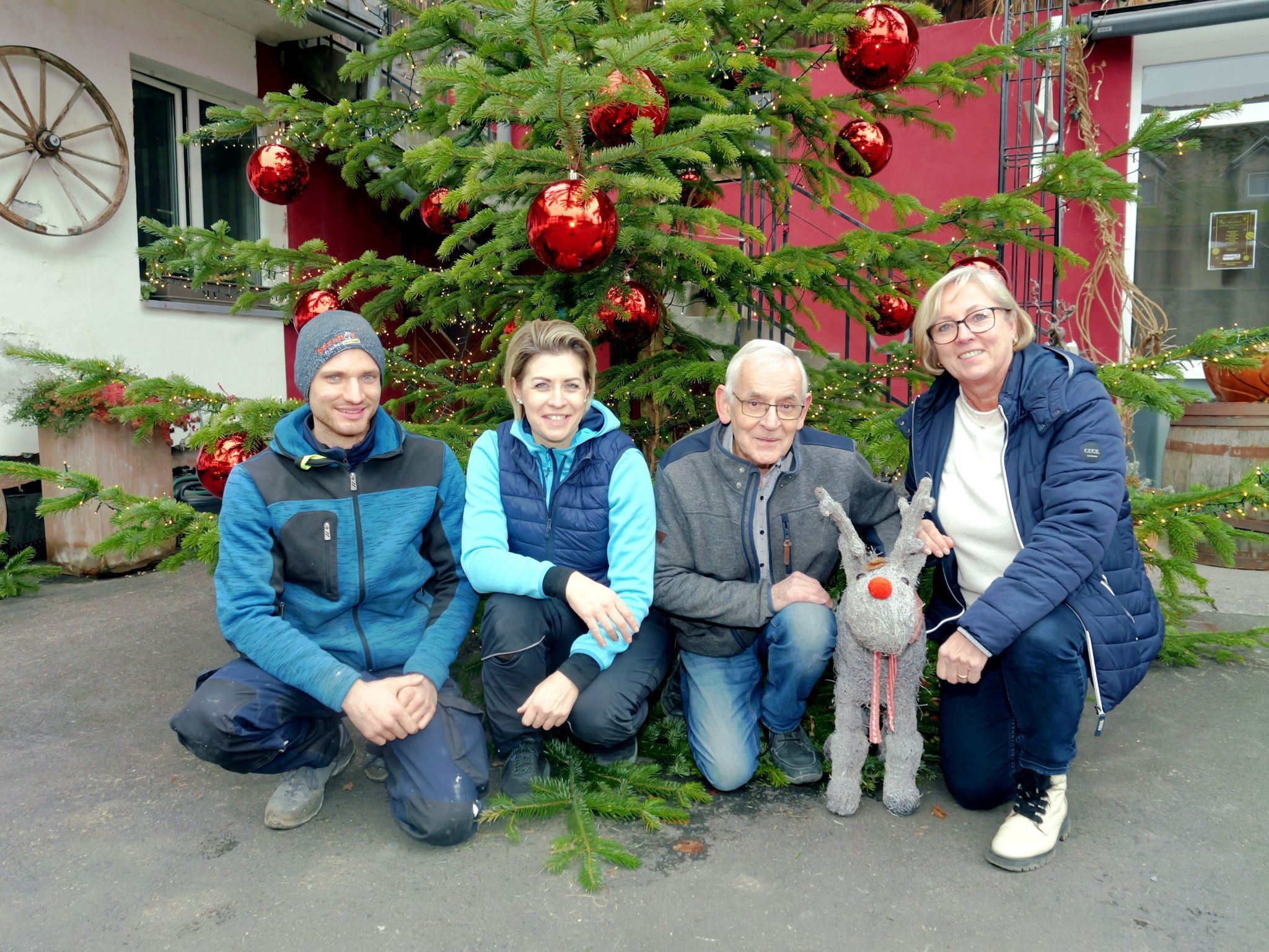 Matthias Allgäuer, Sabine Kasper, Quadro Ernst und Gabi Kemter laden zu Verkostung mit Spendenaktion ein. 