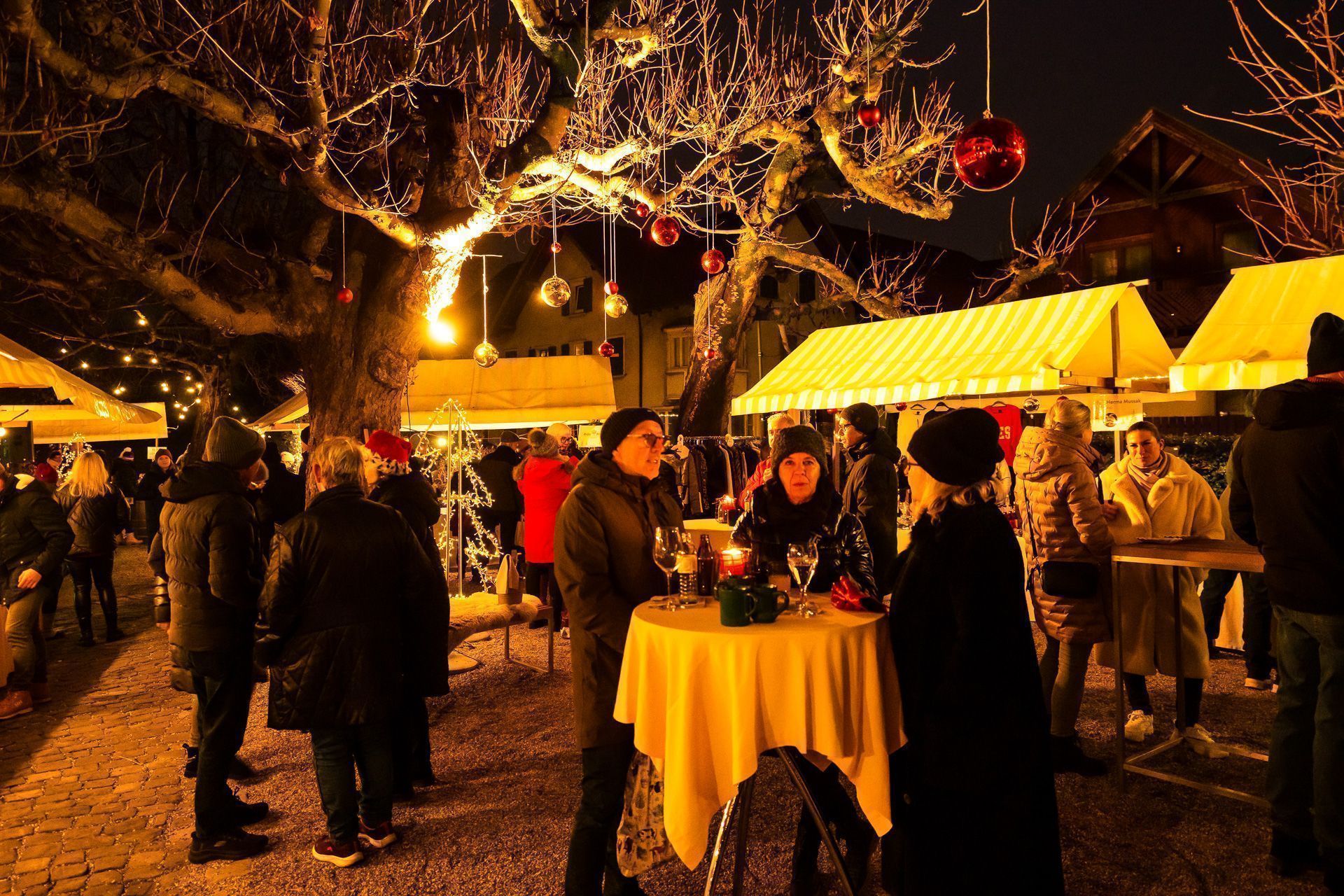 Am Sonntag lud das Gasthaus Krönele zum ersten Weihnachtsmarkt zu sich in den Gastgarten. (Krönele)