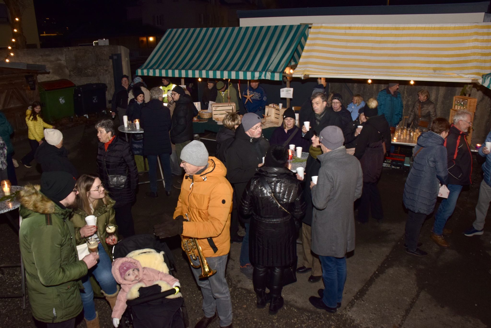 Das Adventmärktle im Innenhof des Klosters und die Tage zuvor stattgefundene musikalische Adventbesinnung in der Klosterkirche brachten zusammen rund 4500 Euro ein - für Menschen in Not.
