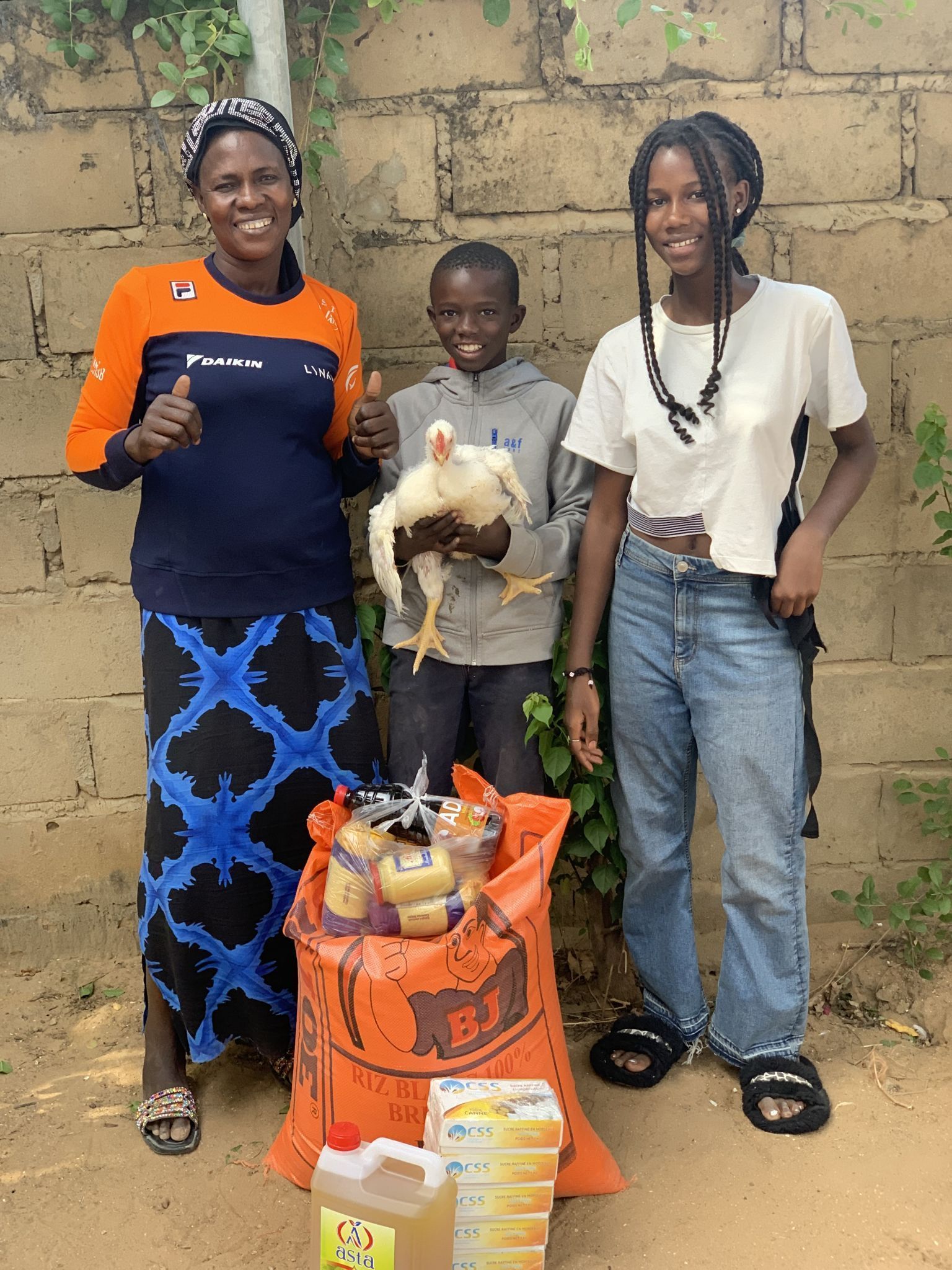 Jede Familie erhielt ein Paket mit allen wichtigen Grundnahrungsmitteln und ein Huhn.