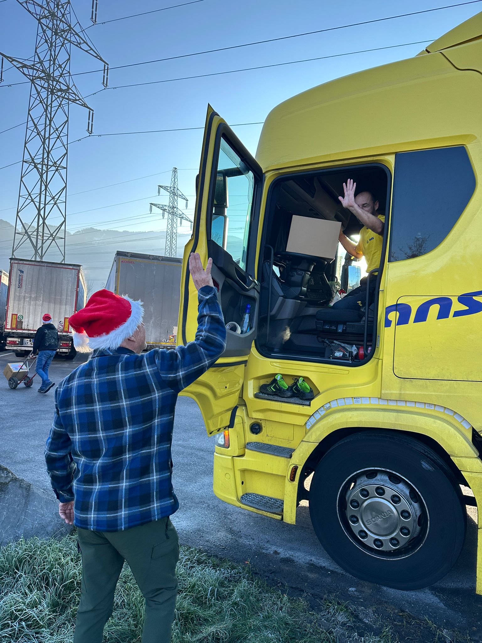 Kleine Geste – große Wirkung: Warme Mützen und frische Kekse bringen Nähe, wo sonst Distanz herrscht.