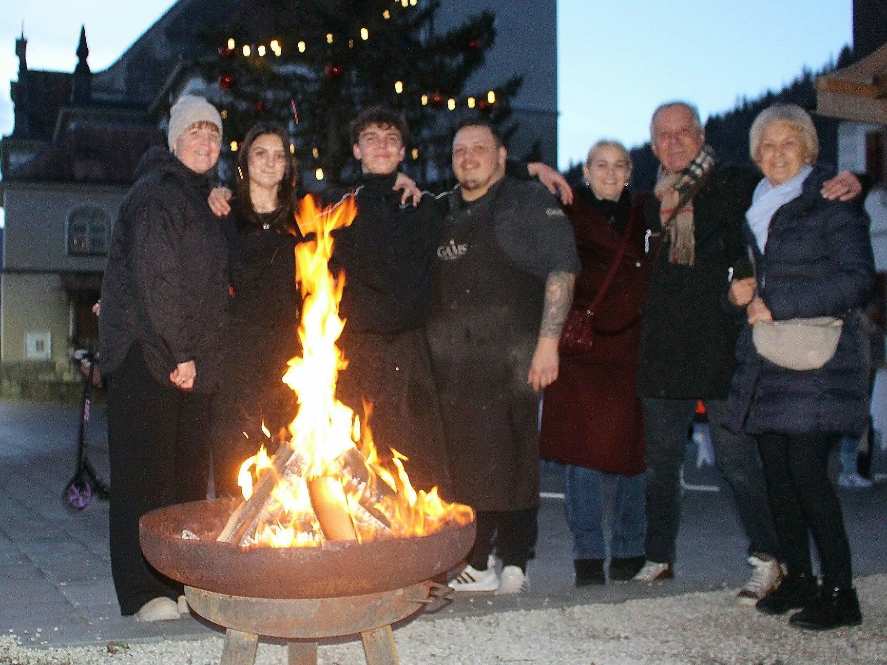 Ausklang nach einem vergnüglichen Nachmittag im Bregenzerwald: Besucher und Personal wärmten sich an der Feuerschale auf dem „Gams-Platz“ auf.   