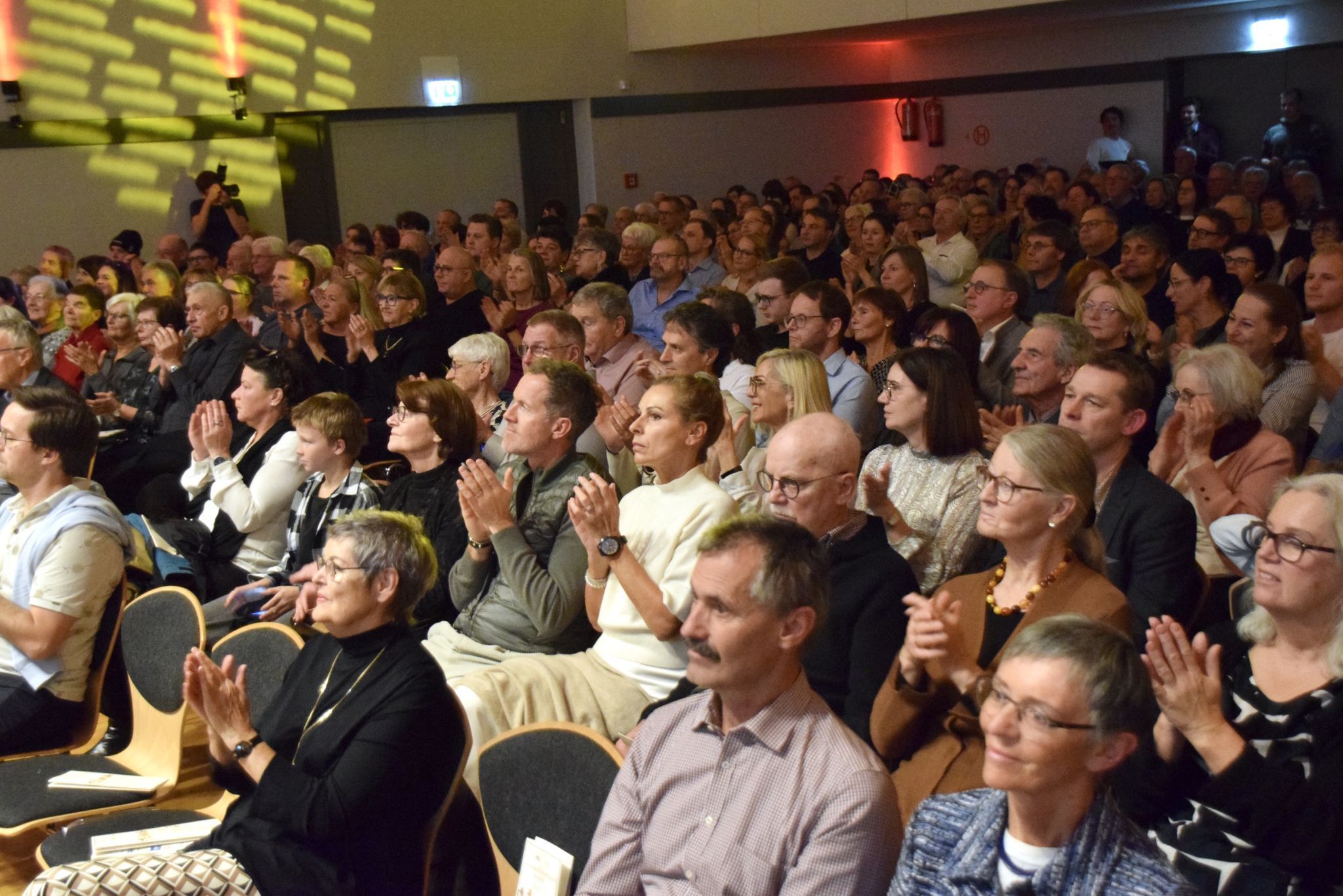 fanden sich in großer Zahl im Stadtsaal ein.