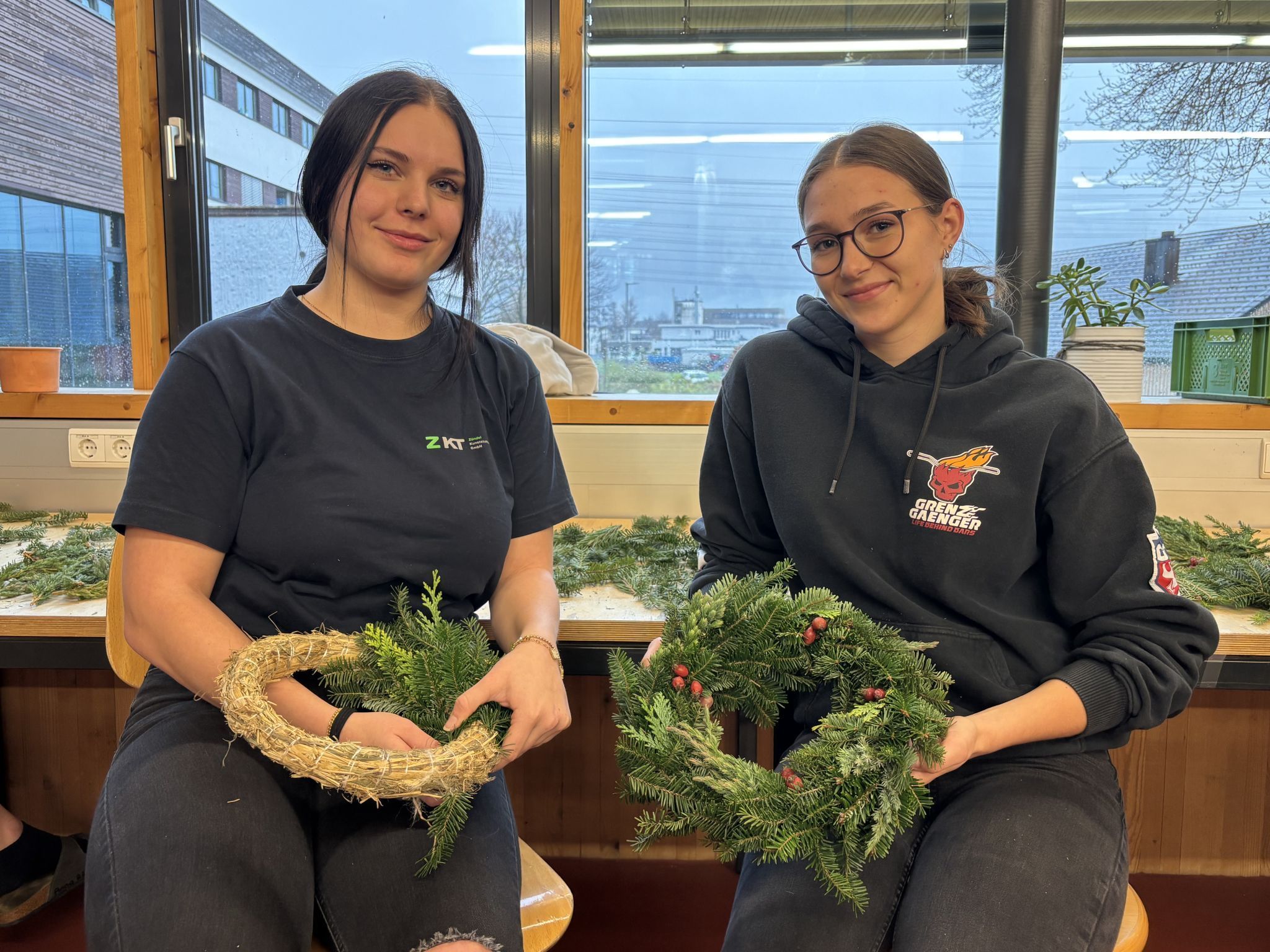Die Schülerinnen und Schüler sind mit viel Eifer bei der Sache und hoffen auf zahlreichen Besuch beim Weihnachtsmarkt.