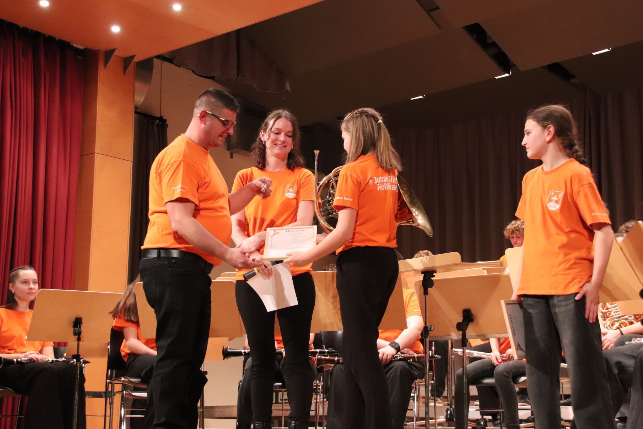 Dirigent Martin Flatz und Jugendreferentin Bianca Flatz gratulierten zu den Leistungsabzeichen. (Foto: NAM)