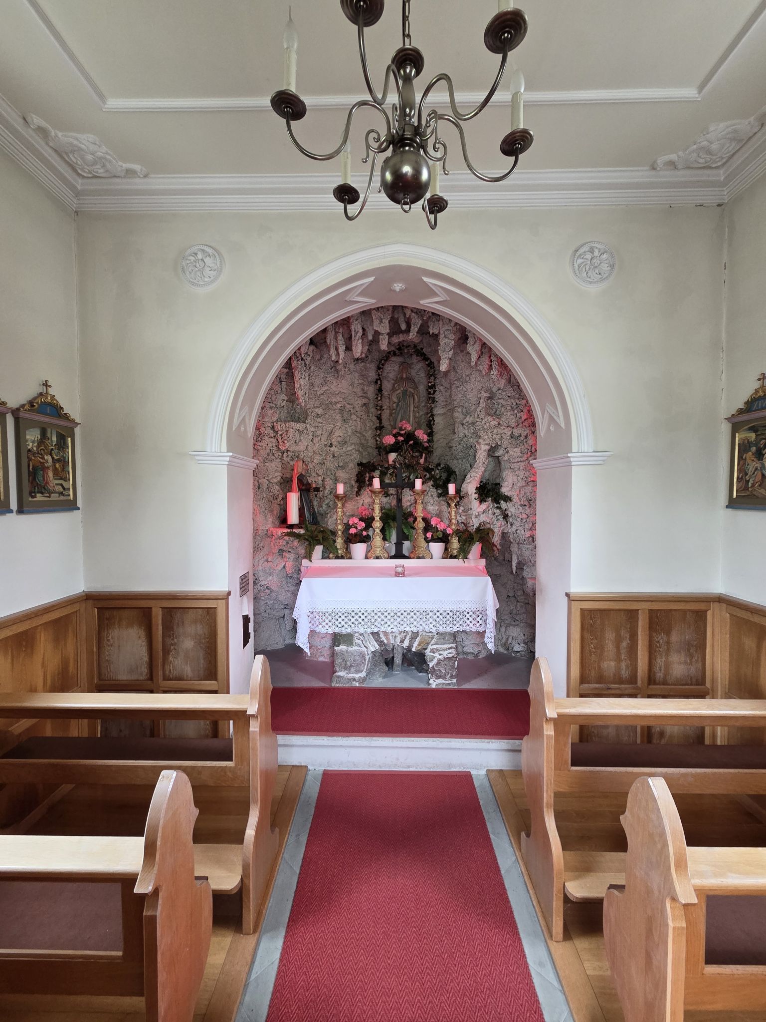 Blick in den Altarraum mit der Lourdesgrotte (Foto OS)