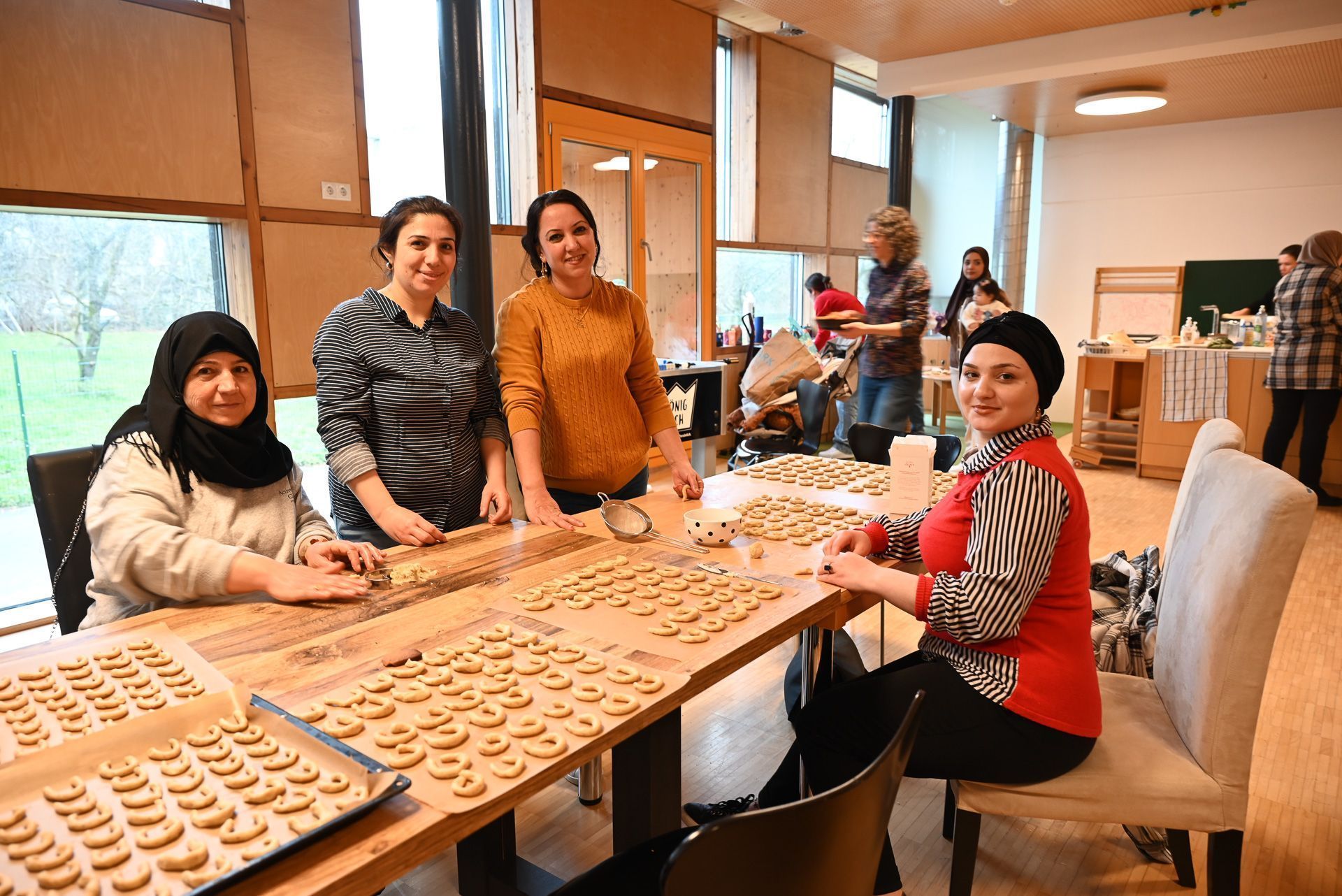 Frauen aus der Hannes-Grabher-Siedlung und der Frauenaktivgruppe aus Lustenau trafen sich am Donnerstag zum gemeinsamen Keksebacken.
