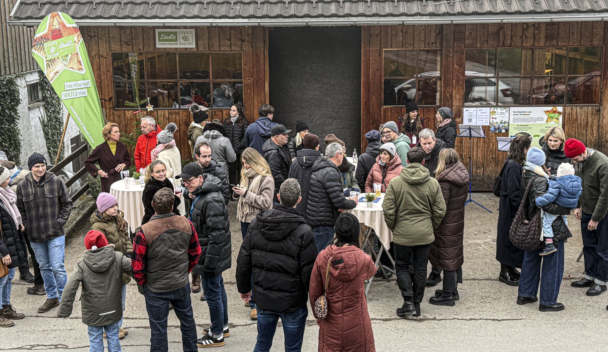Jährliche Weihnachtsfreude/ das ikp-Christbaumschneiden