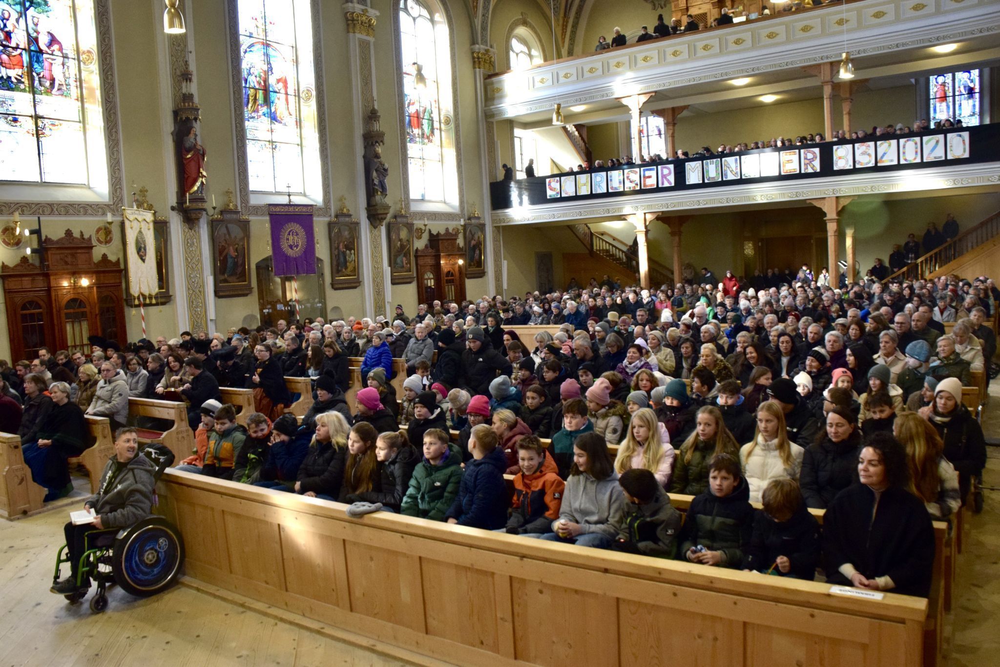 Anlässlich des Schrunser Patroziniums St. Jodok mit Glockenweihe - die größte Glocke ist dem Heiligen geweiht - blieben im Münster nur wenige Sitzplätze frei.