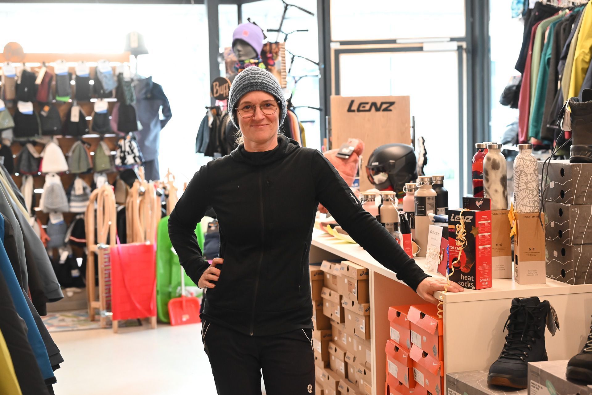 Sonja Hollenstein vom Lustenauer Sportgeschäft hätte viele schöne Weihnachtsgeschenke bei sich im Laden. Wenige Tage vor Weihnachten ist es dieses Jahr sehr ruhig geworden. 