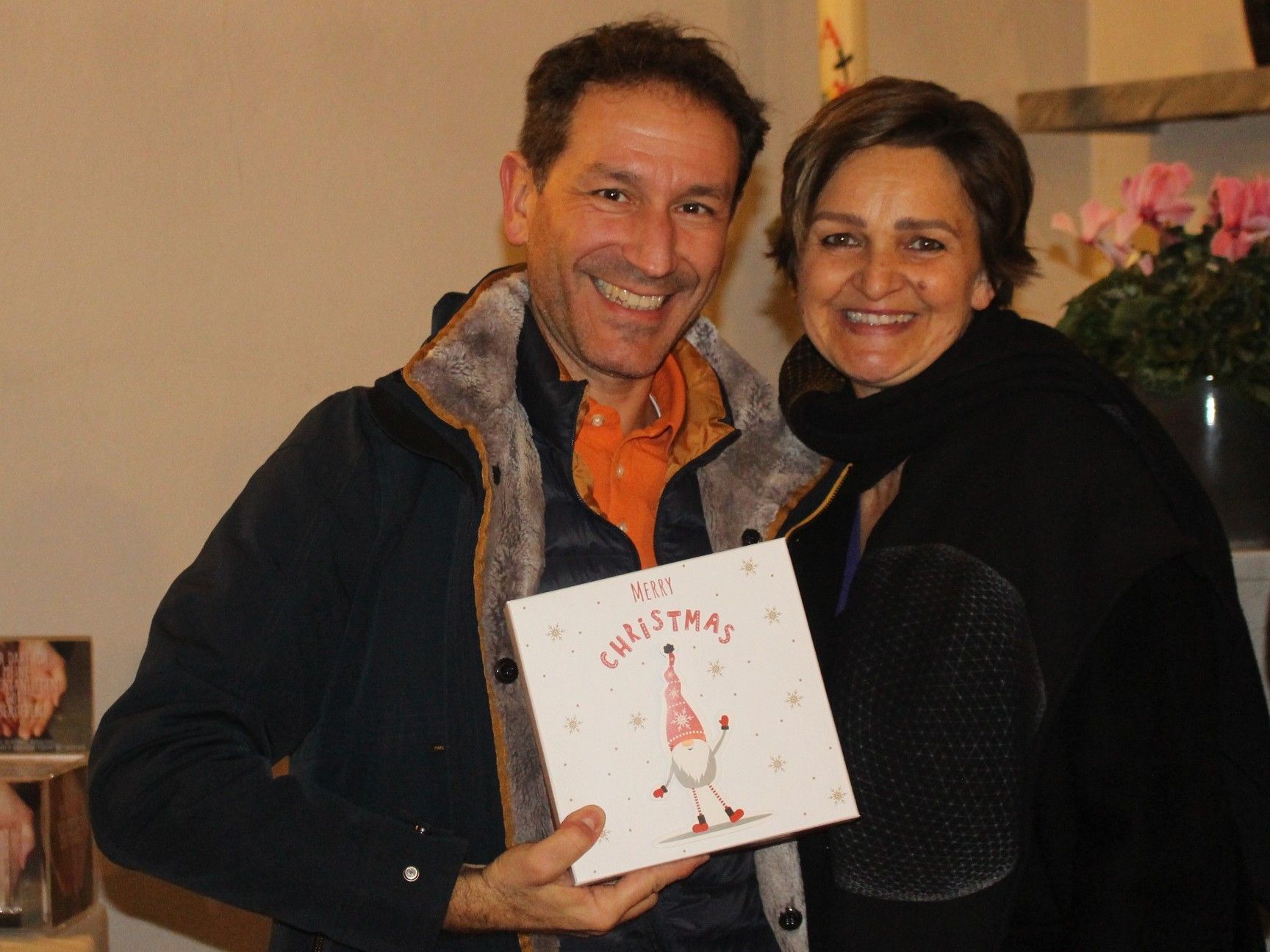 Eine kleine Aufmerksamkeit als verfrühtes Weihnachtsgeschenk für Chorleiter Giovanni Fanti.