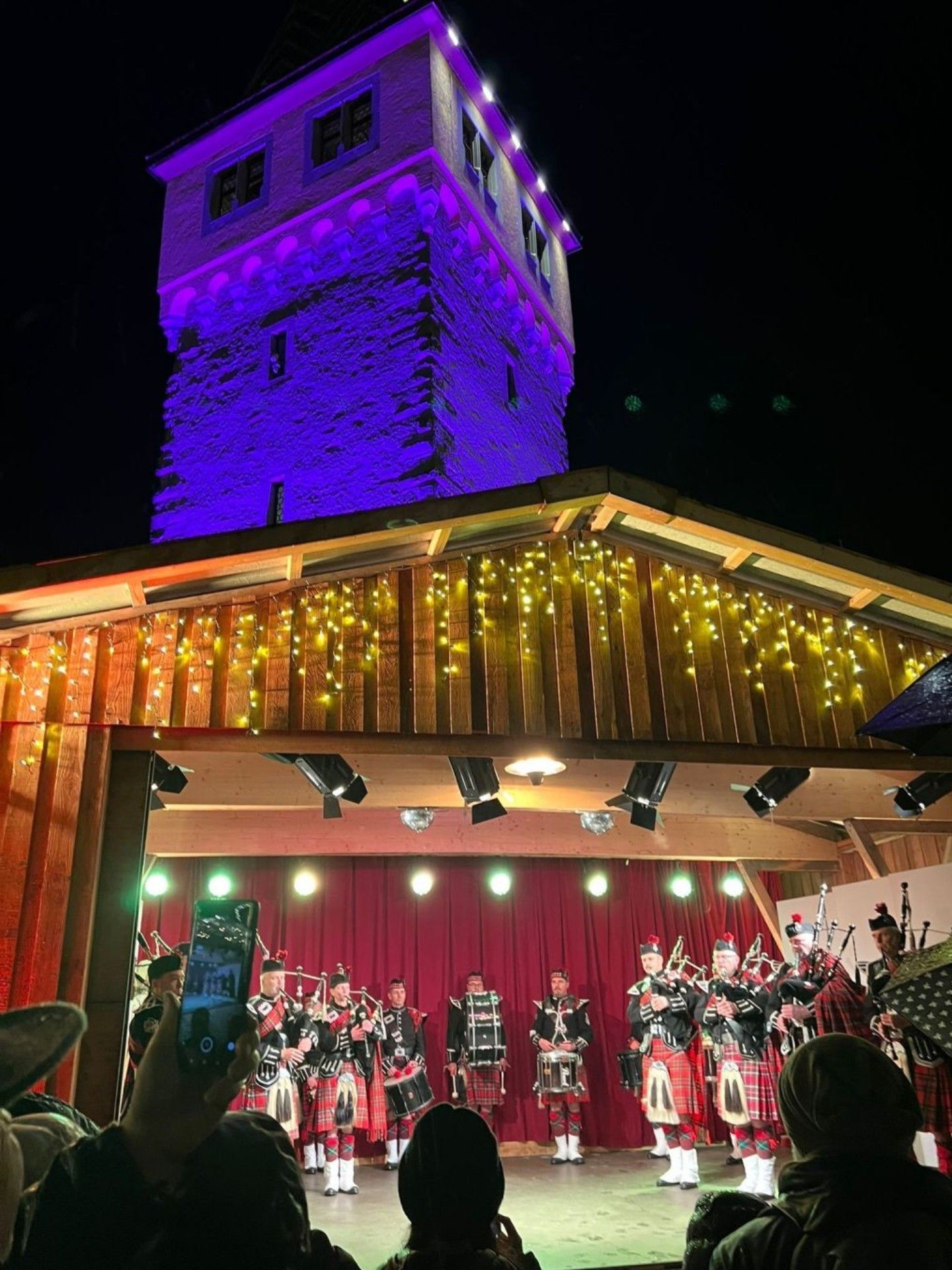 Auf der Bühne vor dem mystisch ausgeleuchteten Mang-Turm ließen The First Leiblach Valley Pipes and Drums die vielen Besucher das nasskalte Wetter vergessen und brachten Weihnachts-Flair in die Hafenweihnacht.