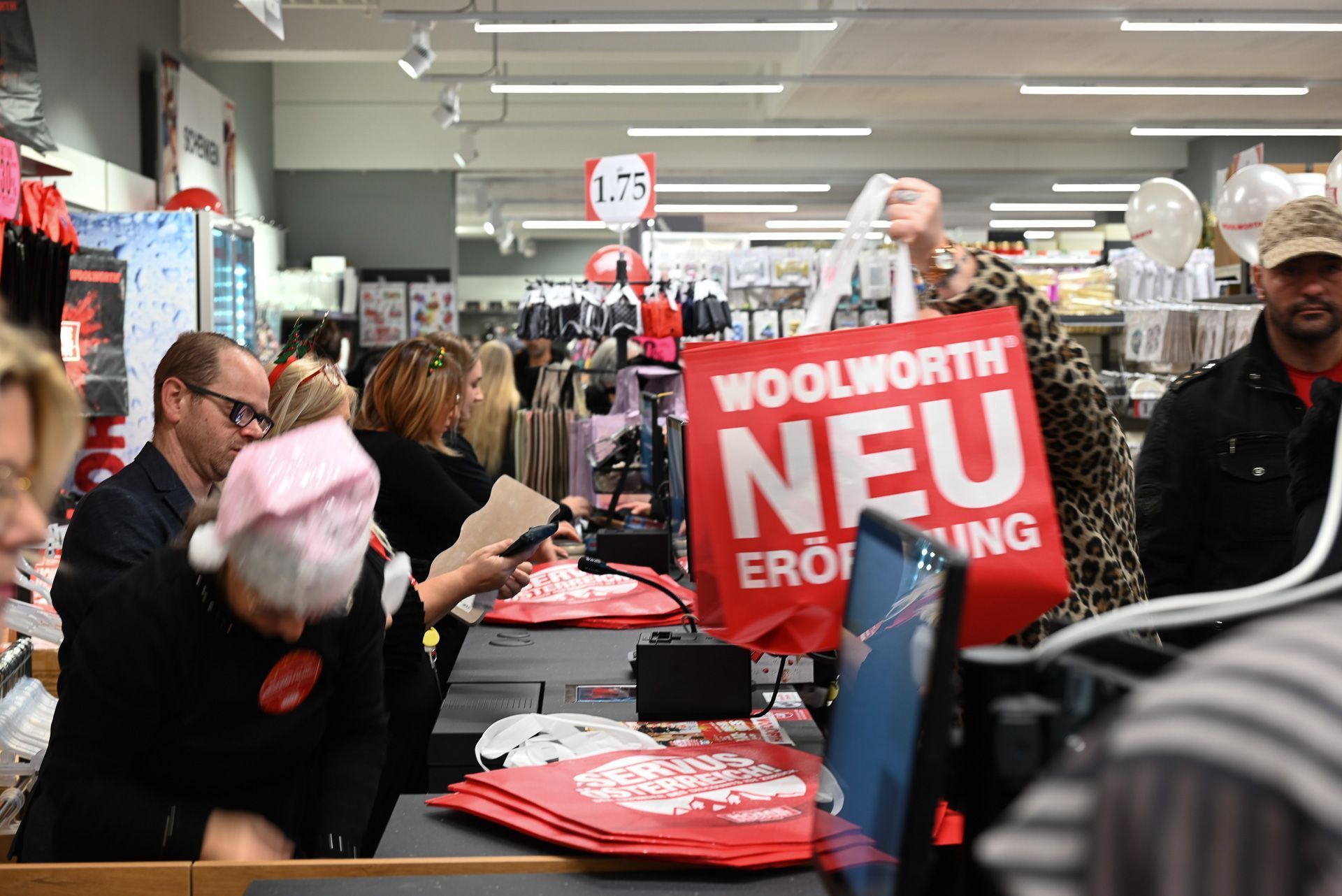 Vollgepackte Taschen verließen am Donnerstag das neue Woolworth-Geschäft.