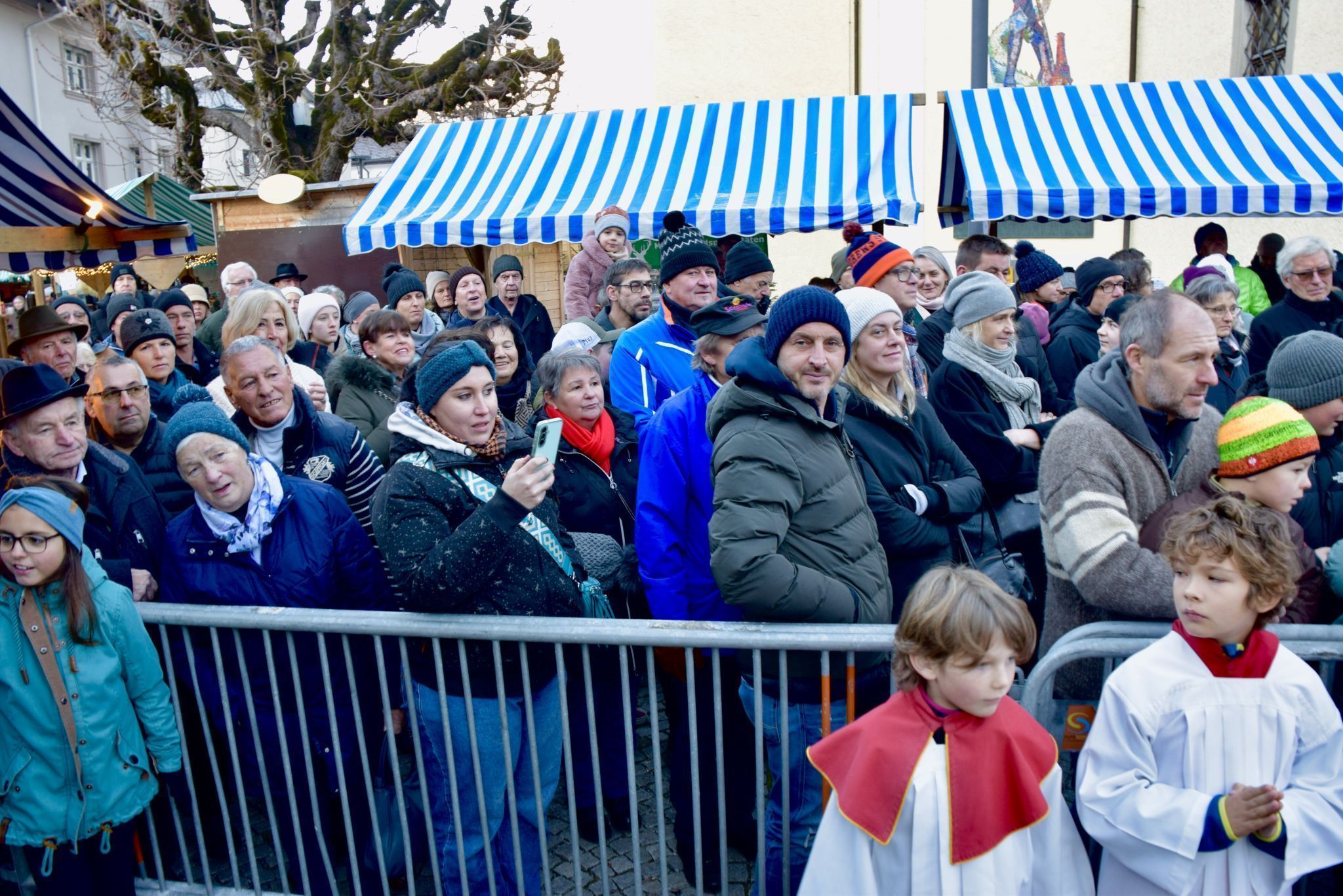 Zahlreiche Gläubige kamen trotz frischer Temperaturen zur Glockenweihe am Schrunser Kirchplatz.