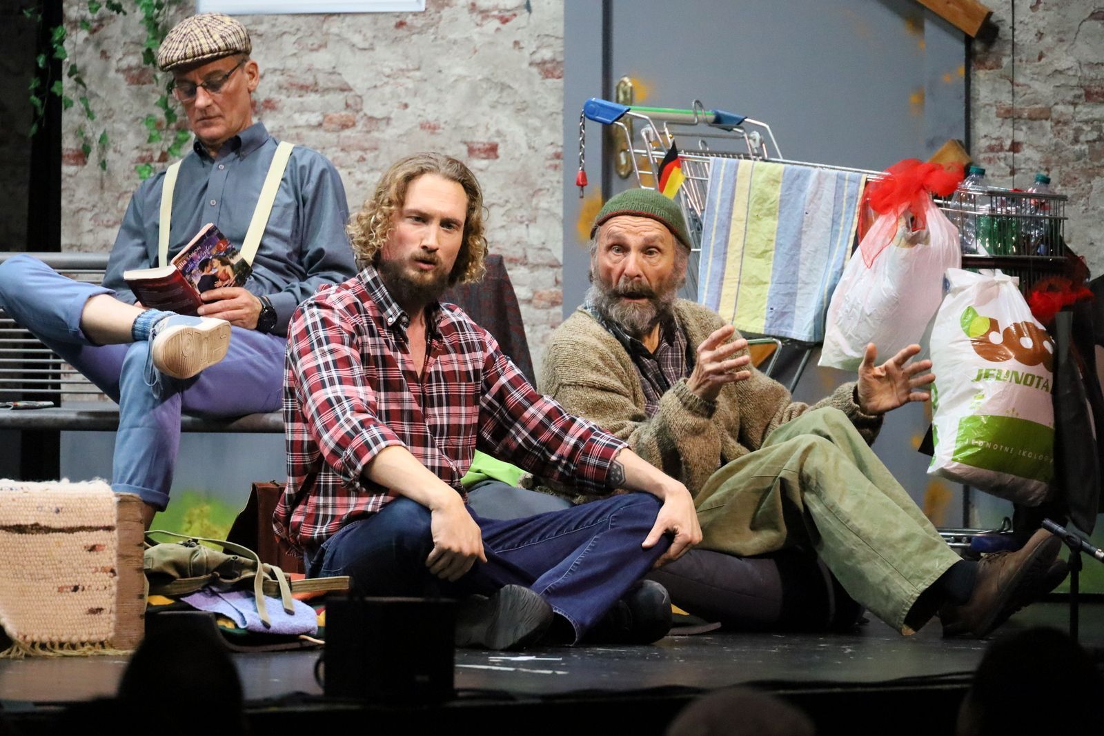 Ehemann Klaus (Jan Degethof, li) hat Platz bei Landstreicher Reinhold (Erhard Ploss, re) gefunden