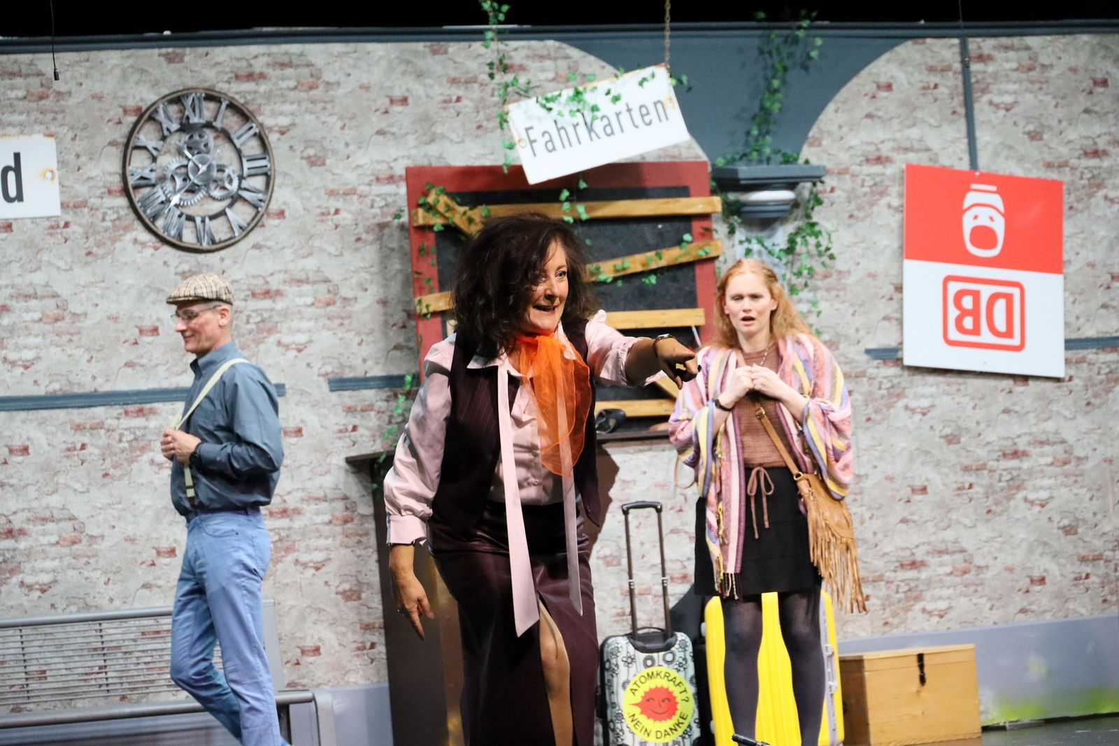 Businessfrau Viktoria (Ariane Berkmann) nimmt alle Mittel zur Überzeugung zu Hilfe