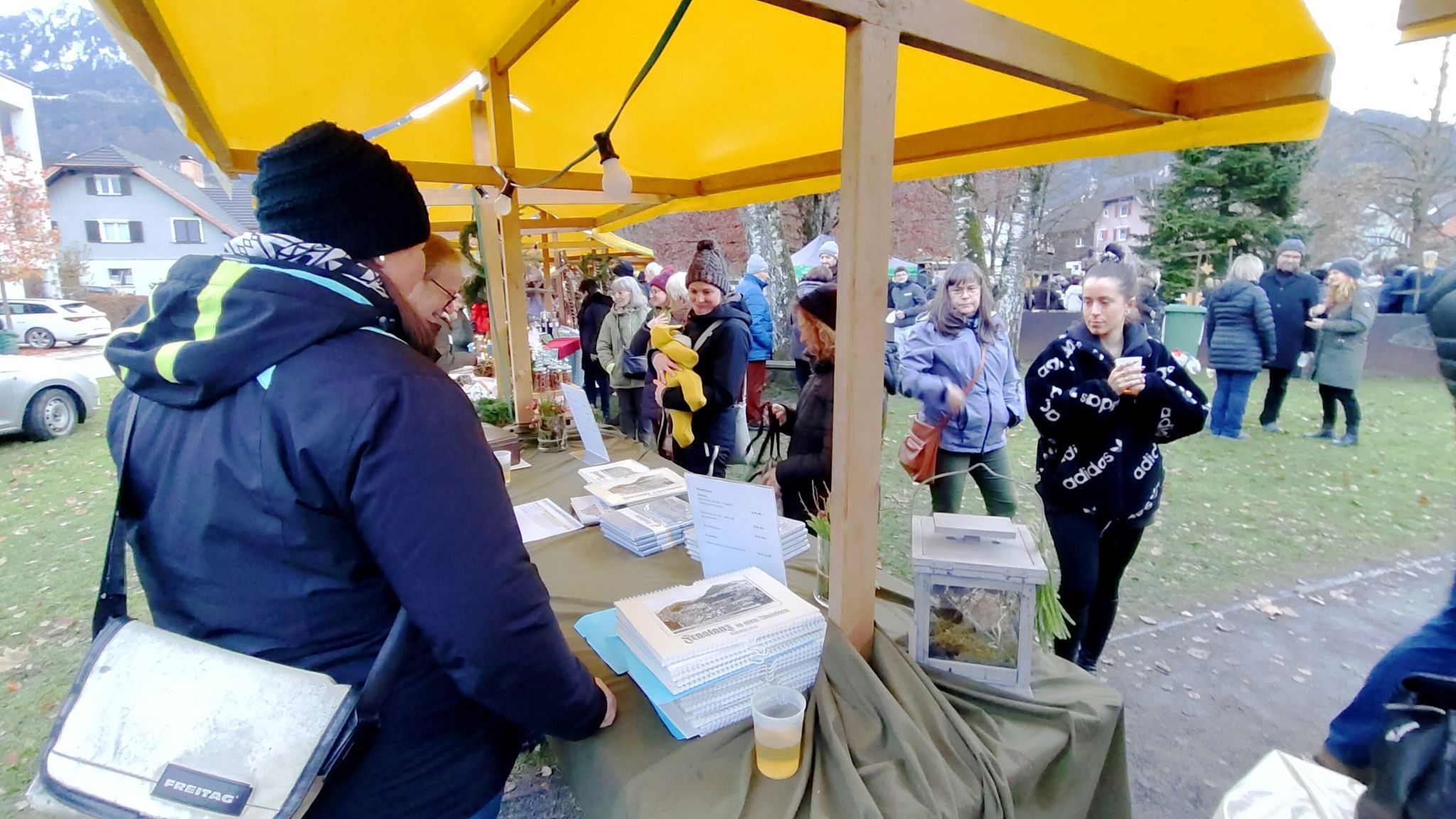Zahlreiche Besucher schlenderten am Nachmittag über die Marktstände.