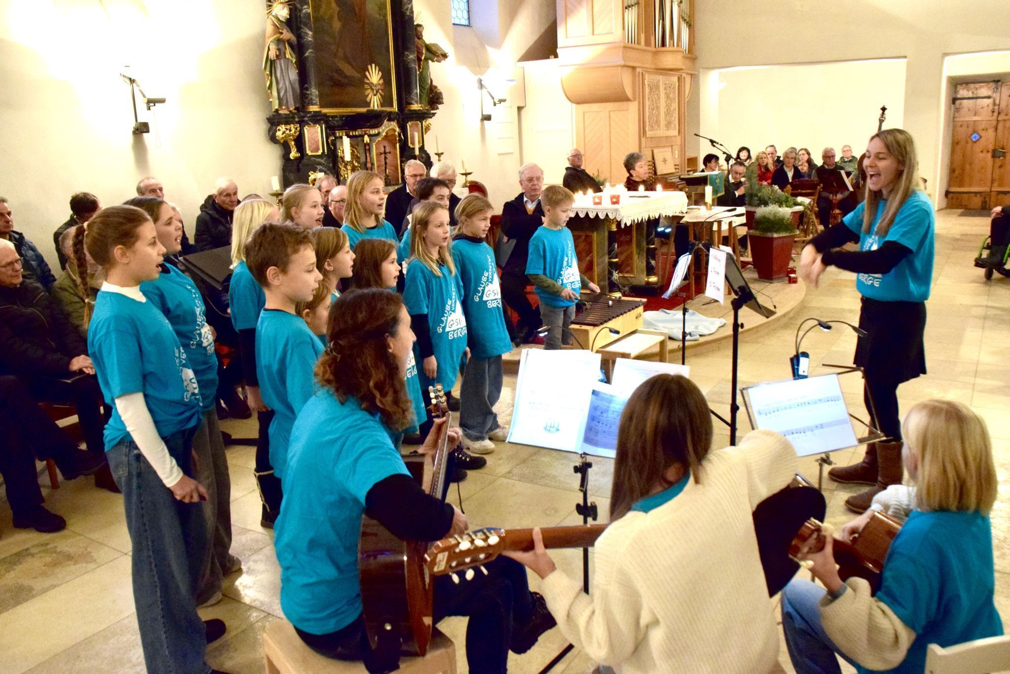Eifrig sangen die Mitglieder des St. Antöner Kinderchores.