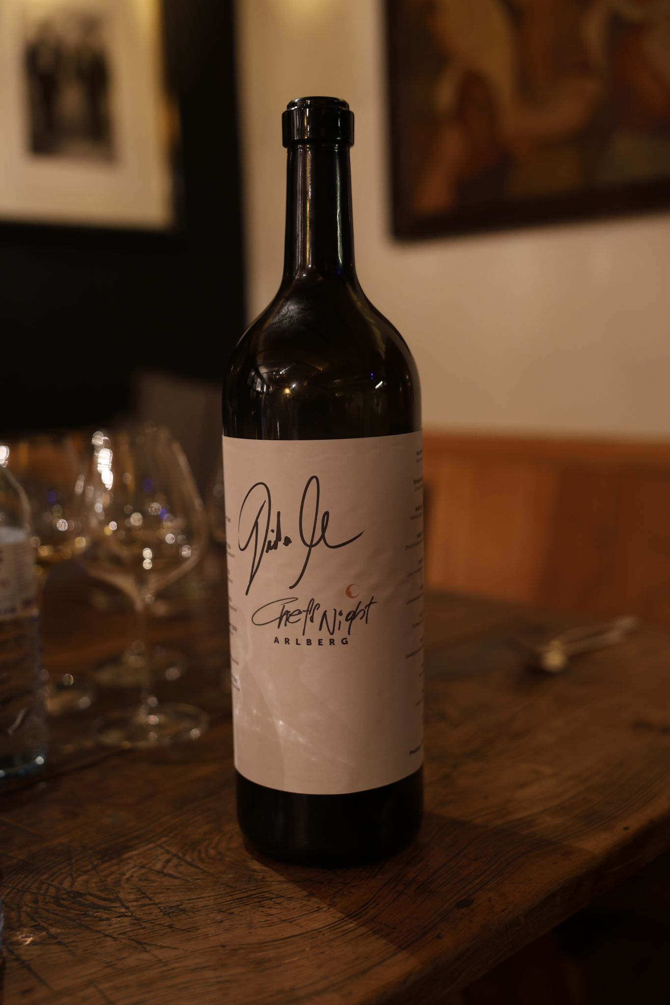 Eine Flasche wurde von Dieter Koschina sisgniert.