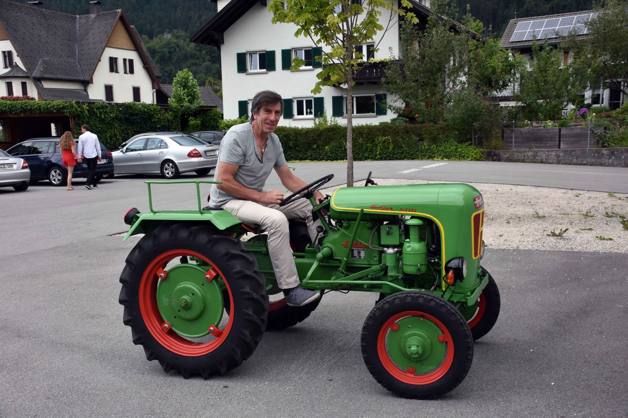 In seinem Wohnort Nüziders ist der Musiker auch mit seinem Oldtimer-Traktor unterwegs
