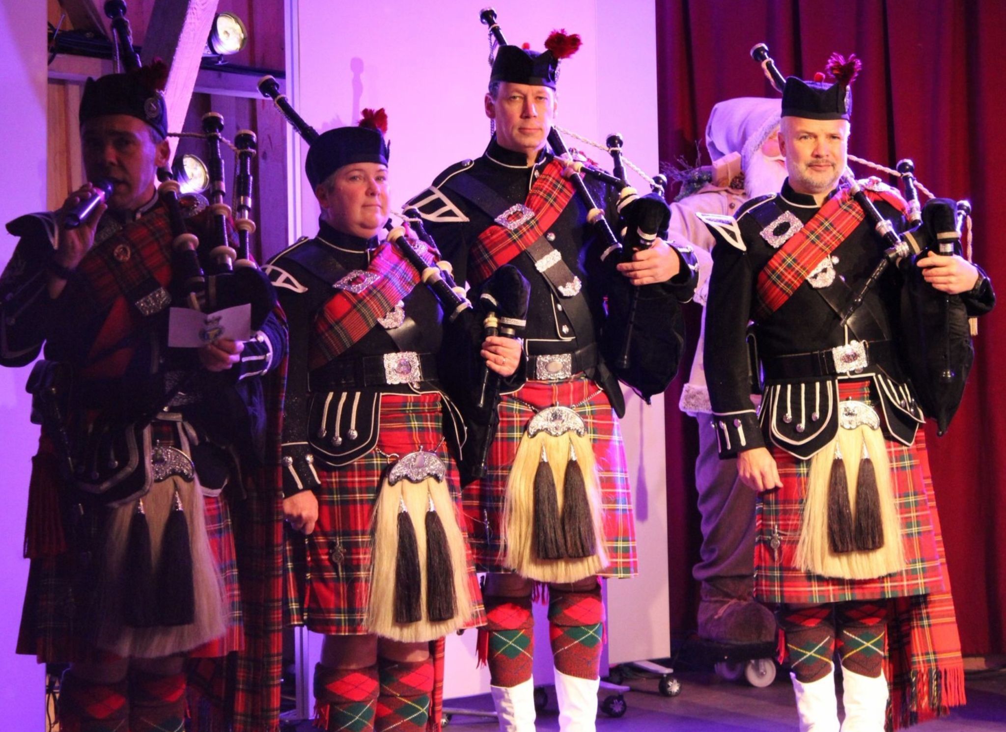Die Schotten aus dem Leiblachtal begeistern nicht nur die vielen Besucher der Hafenweihnacht, sie knüpfen bei diesem speziellen Auftritt auch immer wieder schöne Freundschaften.   