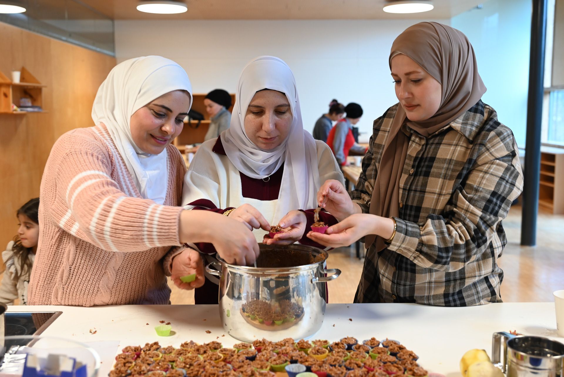 Zusammen macht alles noch mehr Spaß: Gemeinsam wurden von den Frauen in der Hannes-Grabher-Siedlung Kekse gebacken,