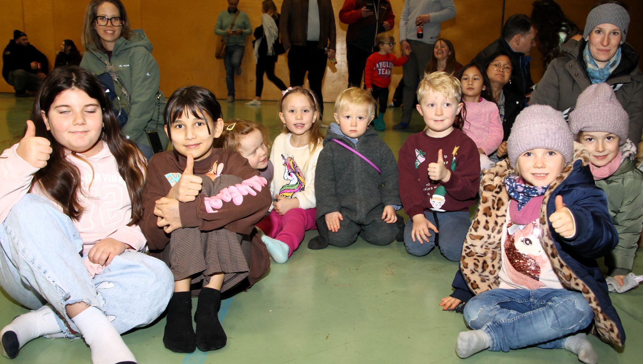 Begeisterung bei den Kids für das Kasperltheater in der alten Turnhalle.